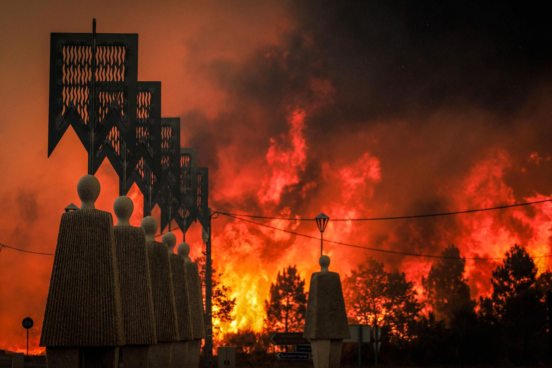 Lamosa (Portugal), 14/08/2025.- A wildfire rages in Lamosa, Sernancelhe municipality, Viseu district, Portugal, 14 August 2025. The blaze, which ignited early on 13 August in Satao, within the Viseu district, has spread to the municipalities of Sernancelhe and Aguiar da Beira, and continues to rage with no possibility of direct intervention, according to the commander on the scene. (incendio forestal) EFE/EPA/PEDRO SARMENTO COSTA