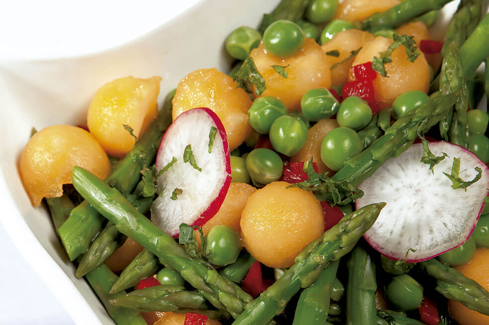 Ensalada de melón con espárragos y yogur con curry