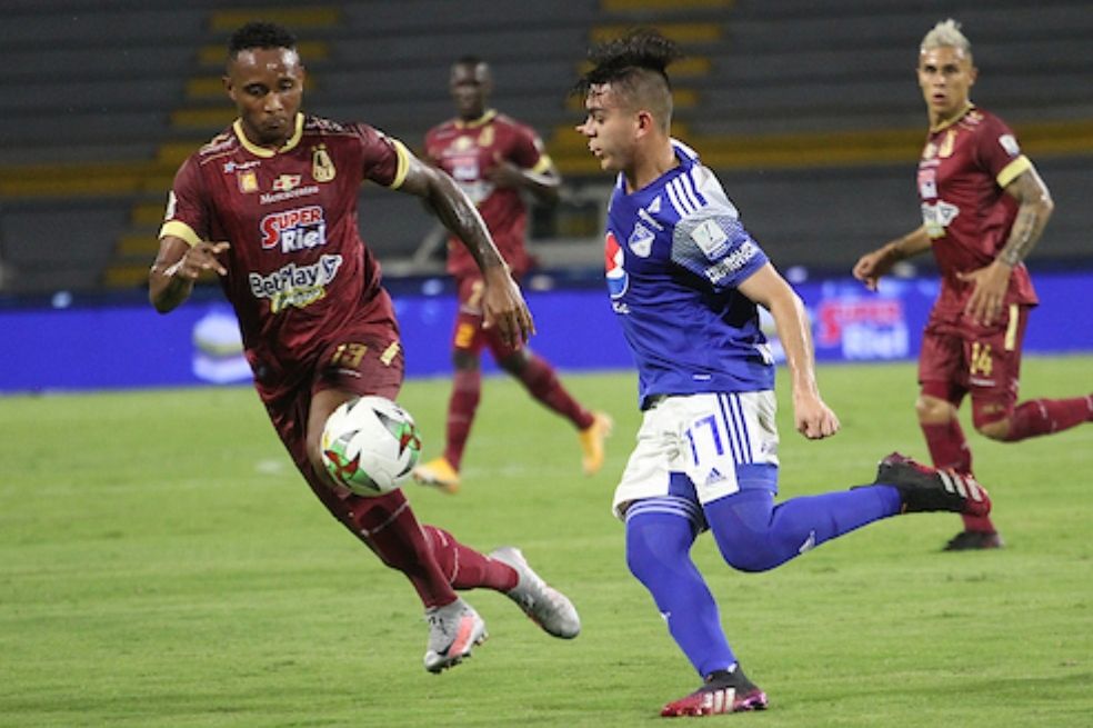 Nilson Castrillón (Tolima) y Daniel Ruíz (Millonarios) disputan un balón en la ida de la final de la Liga BetPlay.