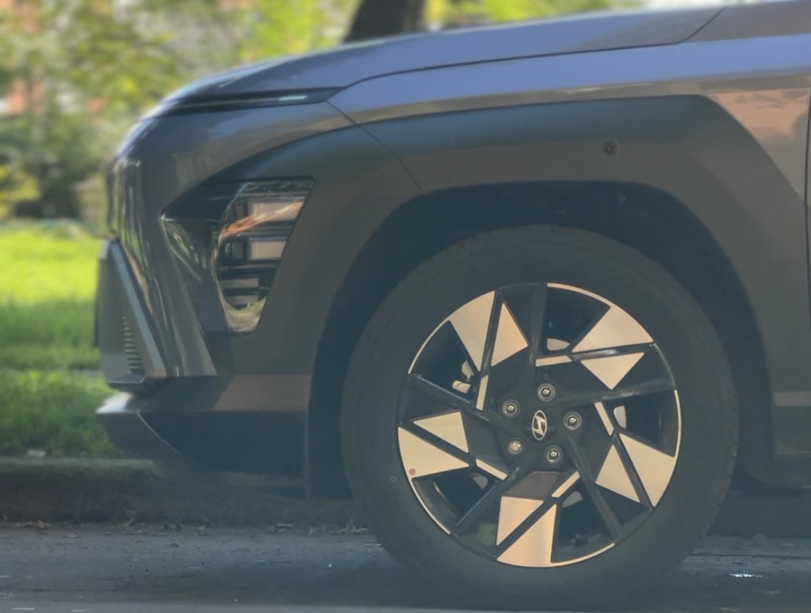 Kona cuenta con rines de 18” para la versión Limited. Usa frenos de disco en cada rueda de ambos ejes. Su altura al suelo es de 170 mm.