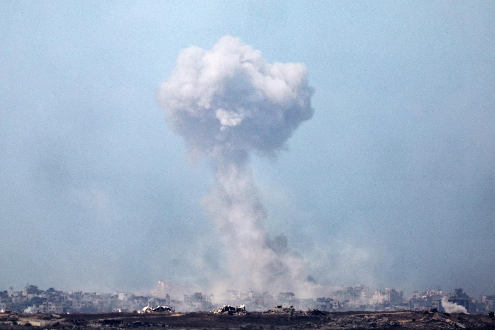 Israel fuerza a los gazatíes a huir de Ciudad de Gaza, mientras ataca por tierra y aire