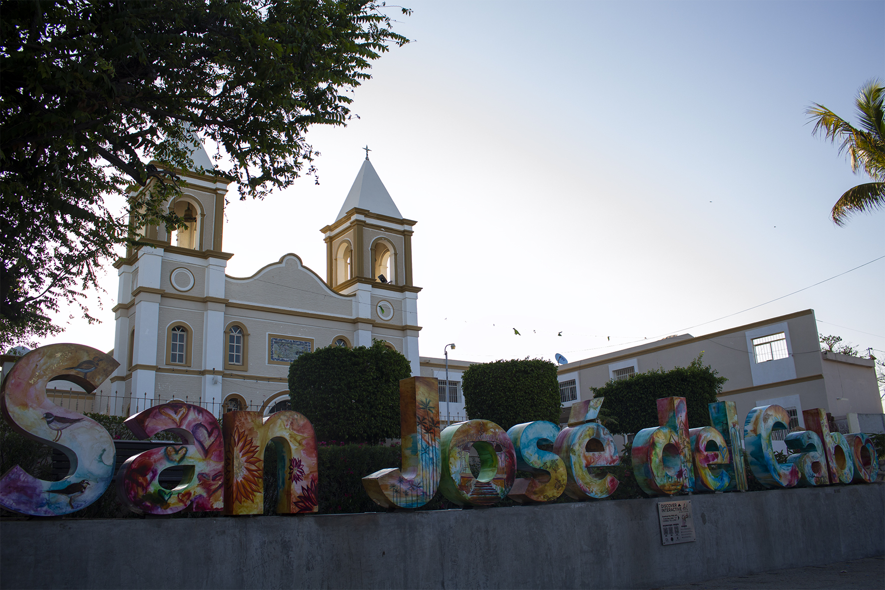 Recorrer y disfrutar de restaurantes con vida propia que demuestran la riqueza gastronómica de México y el mundo, galerías de arte con jaguares empedrados, museos, iglesias, y callejones en donde siempre asoma el mar, son los planes que no puede dejar de disfrutar en San José del Cabo.