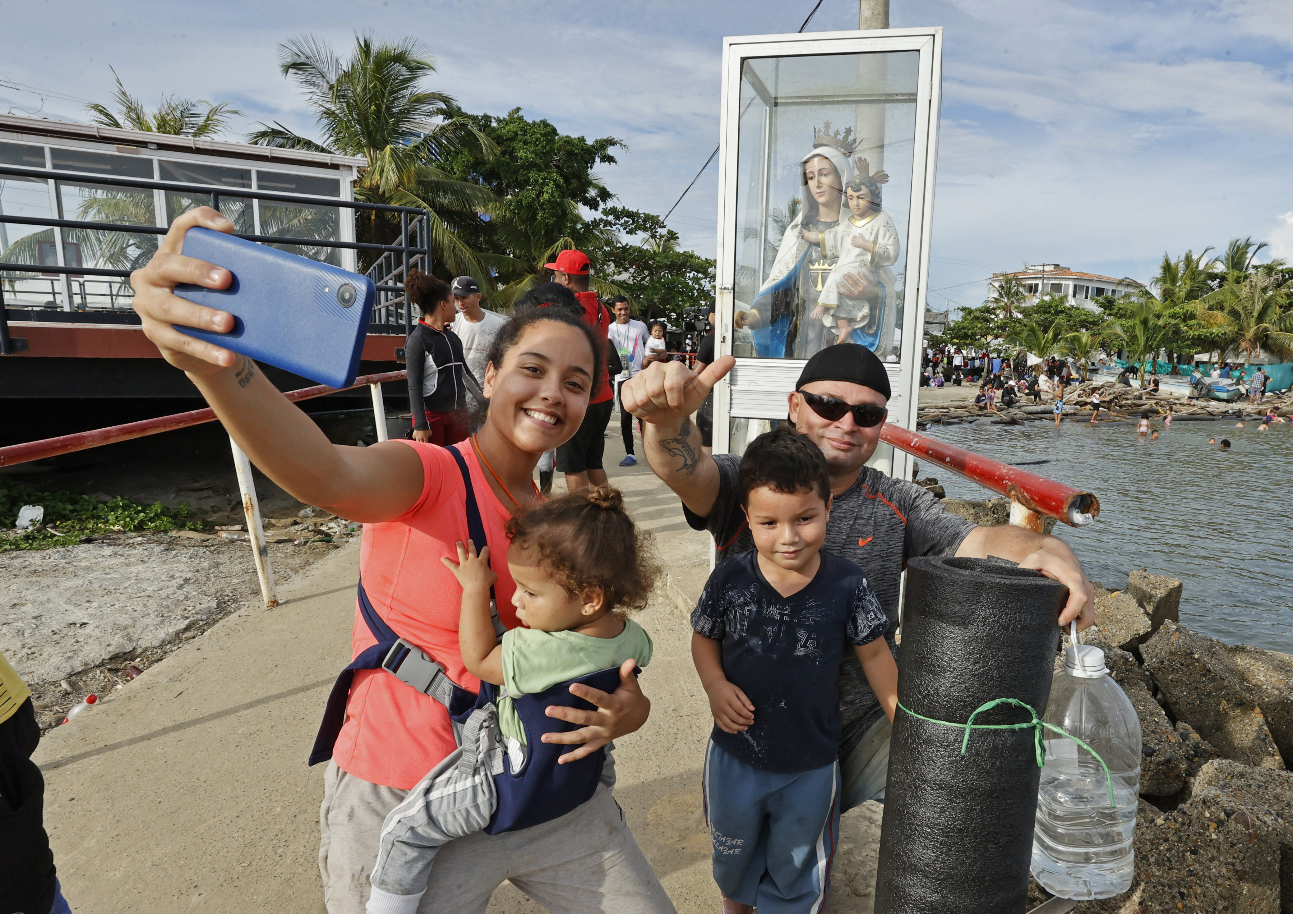 ACOMPAÑA CRÓNICA: COLOMBIA CRISIS MIGRATORIA. AME2685. NECOCLÍ (COLOMBIA), 07/10/2022.- Migrantes venezolanos se toman una fotografía mientras se preparan para abordar una lancha hacia la frontera con Panamá, el 6 de octubre de 2022, en Necocli (Colombia). En el pueblo colombiano de Necoclí ya se acostumbraron a que a diario cientos de personas acampen en sus playas a la espera de coger las lanchas que los llevan a la frontera de Panamá en una travesía migratoria hacia EE.UU. que crece cada día y amenaza con "explotar". EFE/ Mauricio Dueñas Castañeda