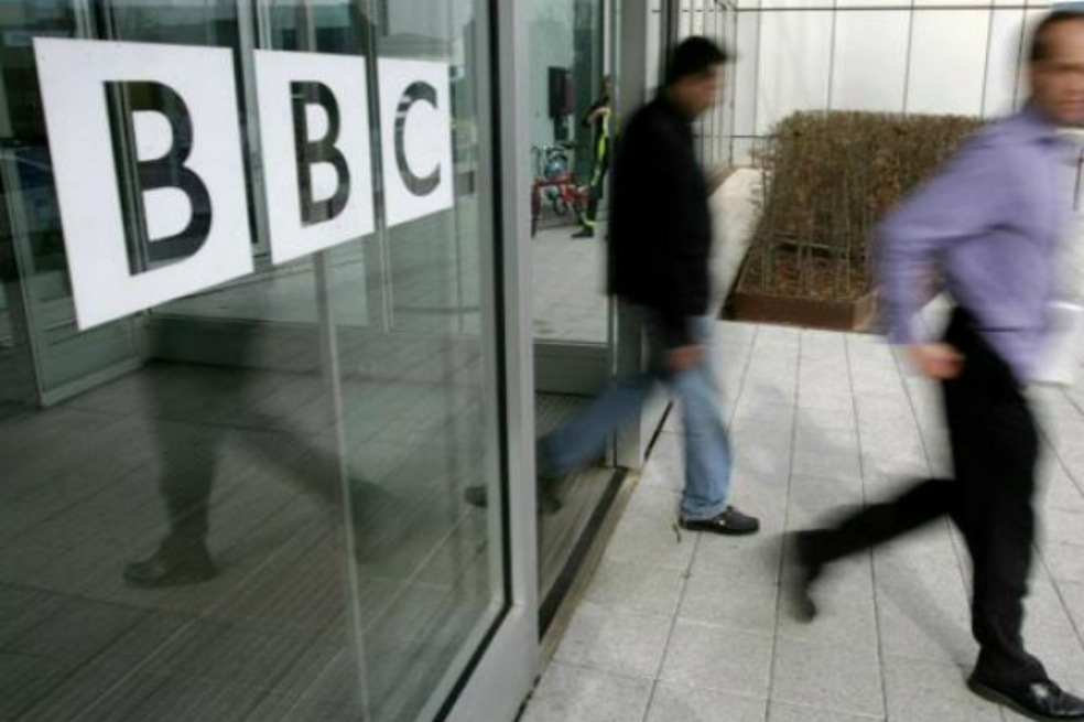 Presentadores de BBC se bajan sueldo tras polémica por desigualdad con mujeres