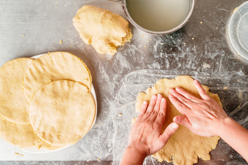 Arepa de maíz pelado para disfrutar en tus desayunos con solo 3 ingredientes