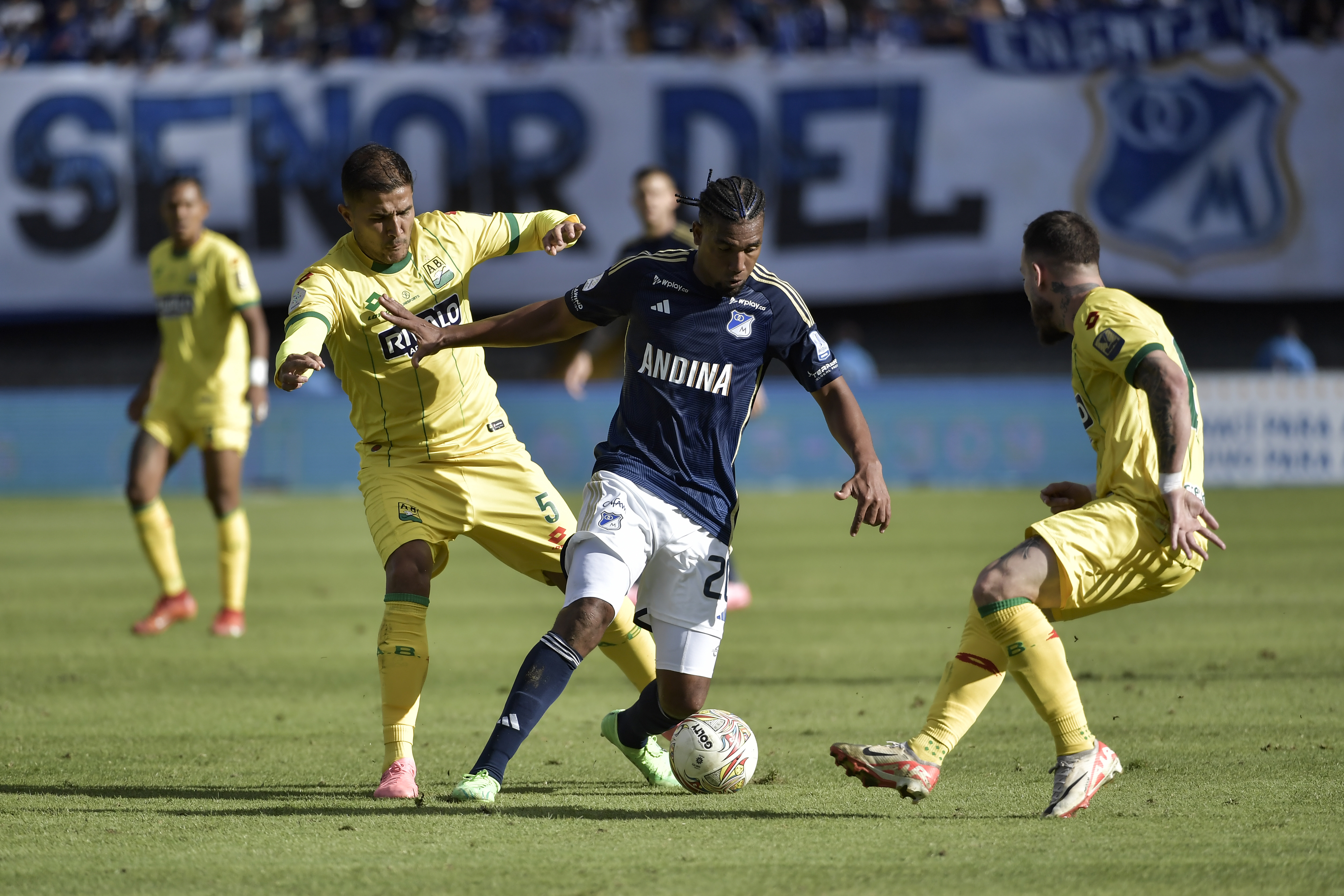 Jugador de Millonarios durante el compromiso ante el Atlético Bucaramanga por la fecha dos de la Liga BetPlay Dimayor segundo semestre
