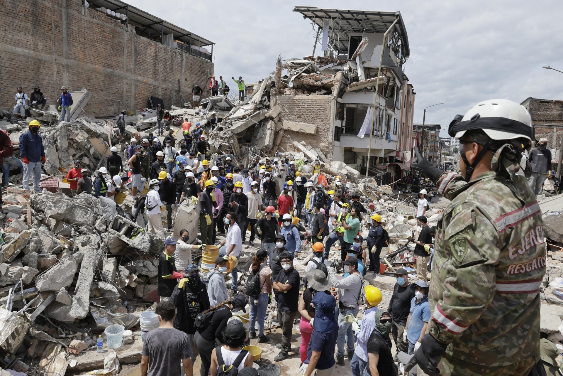 AME8355. PEREIRA (COLOMBIA), 12/08/2026.- Una rescatista del Ejercito de Colombia da indicaciones a un grupo de voluntarios que realiza labores de búsqueda en edificaciones destruidas por el terremoto de magnitud 7,4 del pasado lunes, este miércoles en Pereira (Colombia). EFE/ Carlos Ortega
