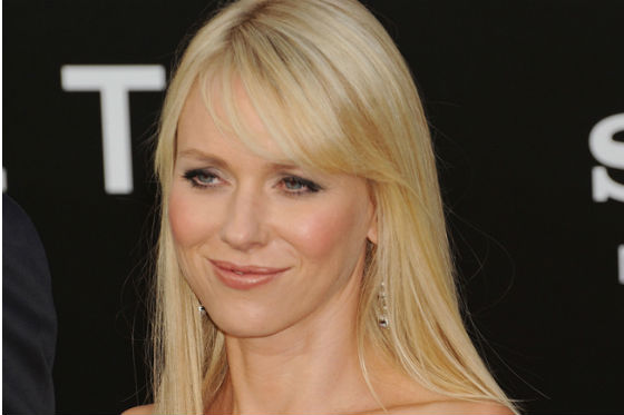 Naomi Watts no podría vivir sin sus pelucas
