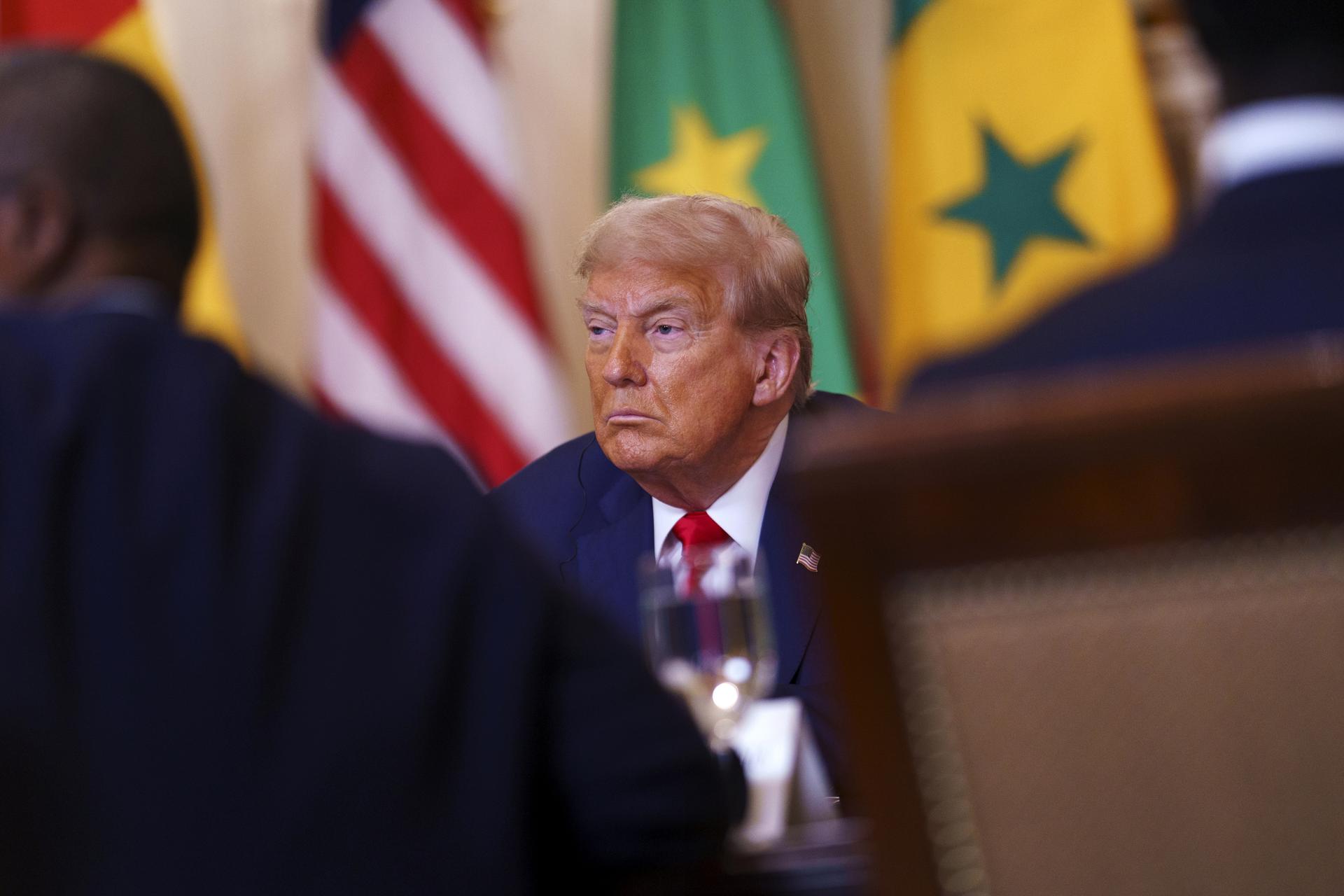 WASHINGTON (United States), 09/07/2025.- US President Donald Trump during a meeting with African leaders at the White House, Washington, DC, USA, 09 July 2025. President Trump is meeting with the leaders of Gabon, Guinea-Bissau, Liberia, Mauritania and Senegal at the White House to discuss trade. EFE/EPA/WILL OLIVER / POOL
