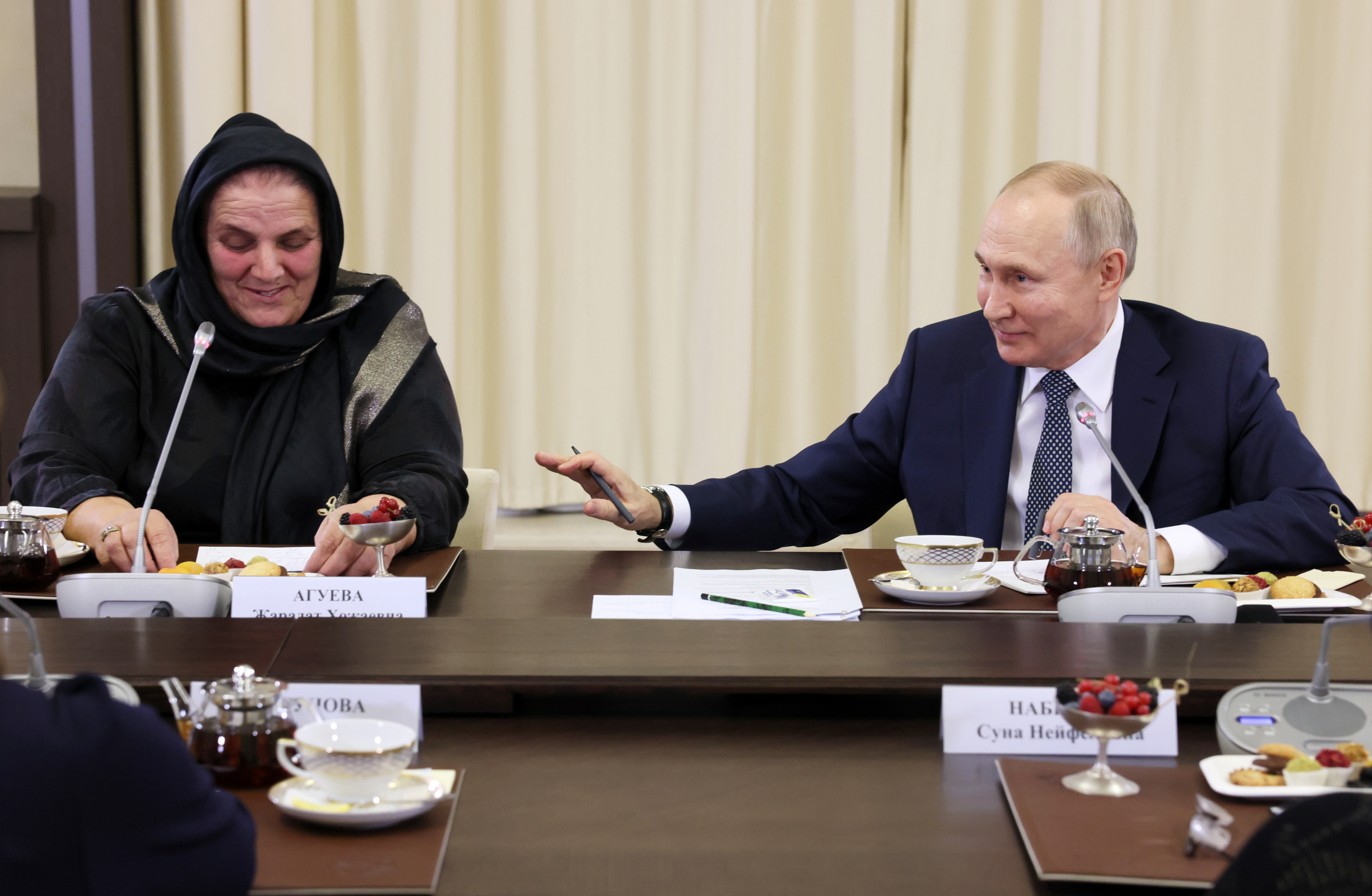Novo-ogaryovo (Russian Federation), 25/11/2022.- Russian President Vladimir Putin (R) meets with mothers of Russia's servicemen participating in the special military operation in Ukraine, at the Novo-Ogaryovo state residence, outside Moscow, Russia, 25 November 2022. (Rusia, Ucrania, Moscú) EFE/EPA/MIKHAIL METZEL / KREMLIN POOL / SPUTNIK / POOL MANDATORY CREDIT