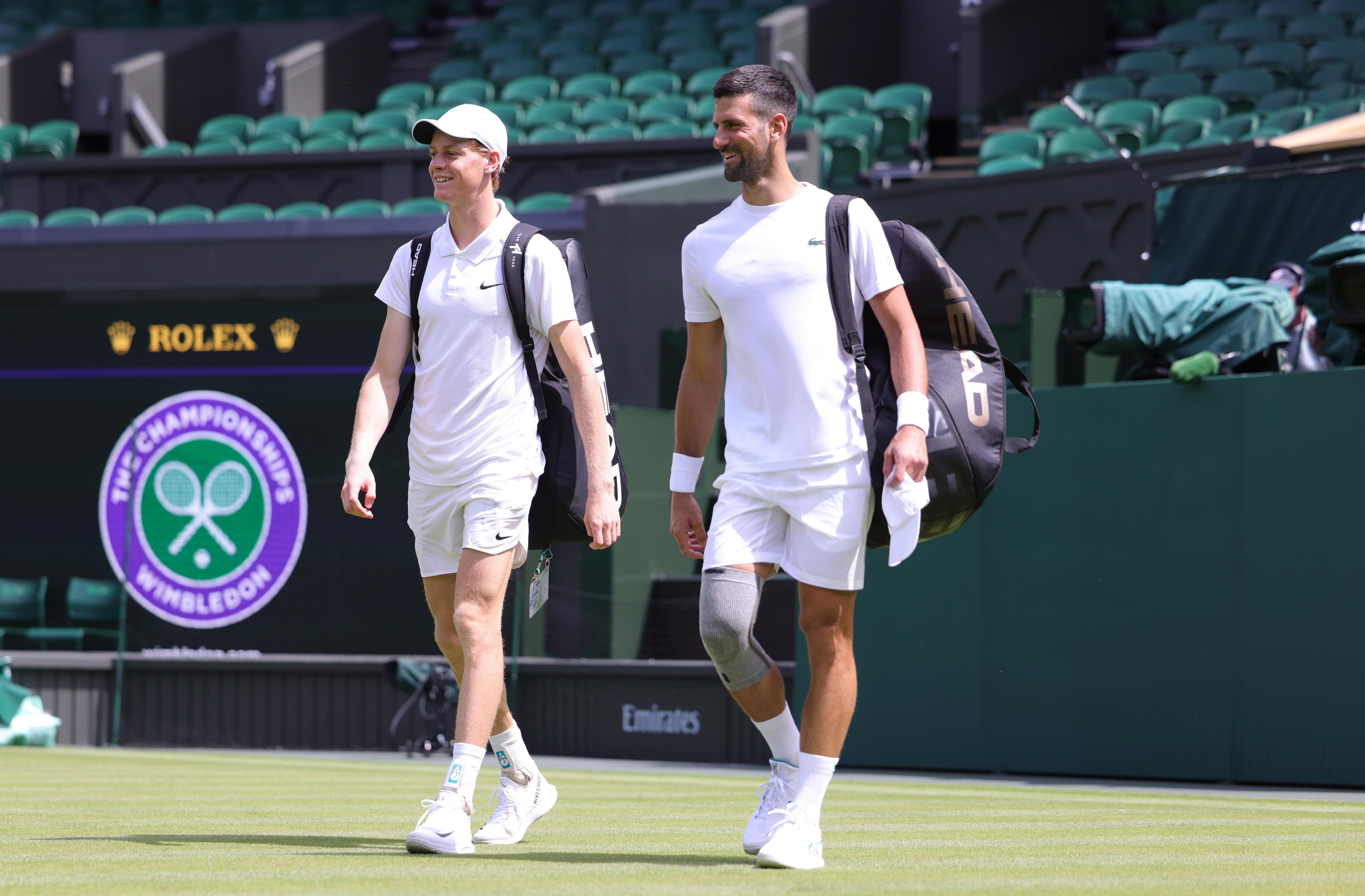 London (United Kingdom), 27/06/2024.- Jannik Sinner of Italy (L) and Novak Djokovic of Serbia (R) take part in a practice session on Centre Court ahead of the Wimbledon tennis championships at the AELTC at Wimbledon, London, Britain, 27 June 2024. (Tenis, Italia, Reino Unido, Londres) EFE/EPA/NEIL HALL