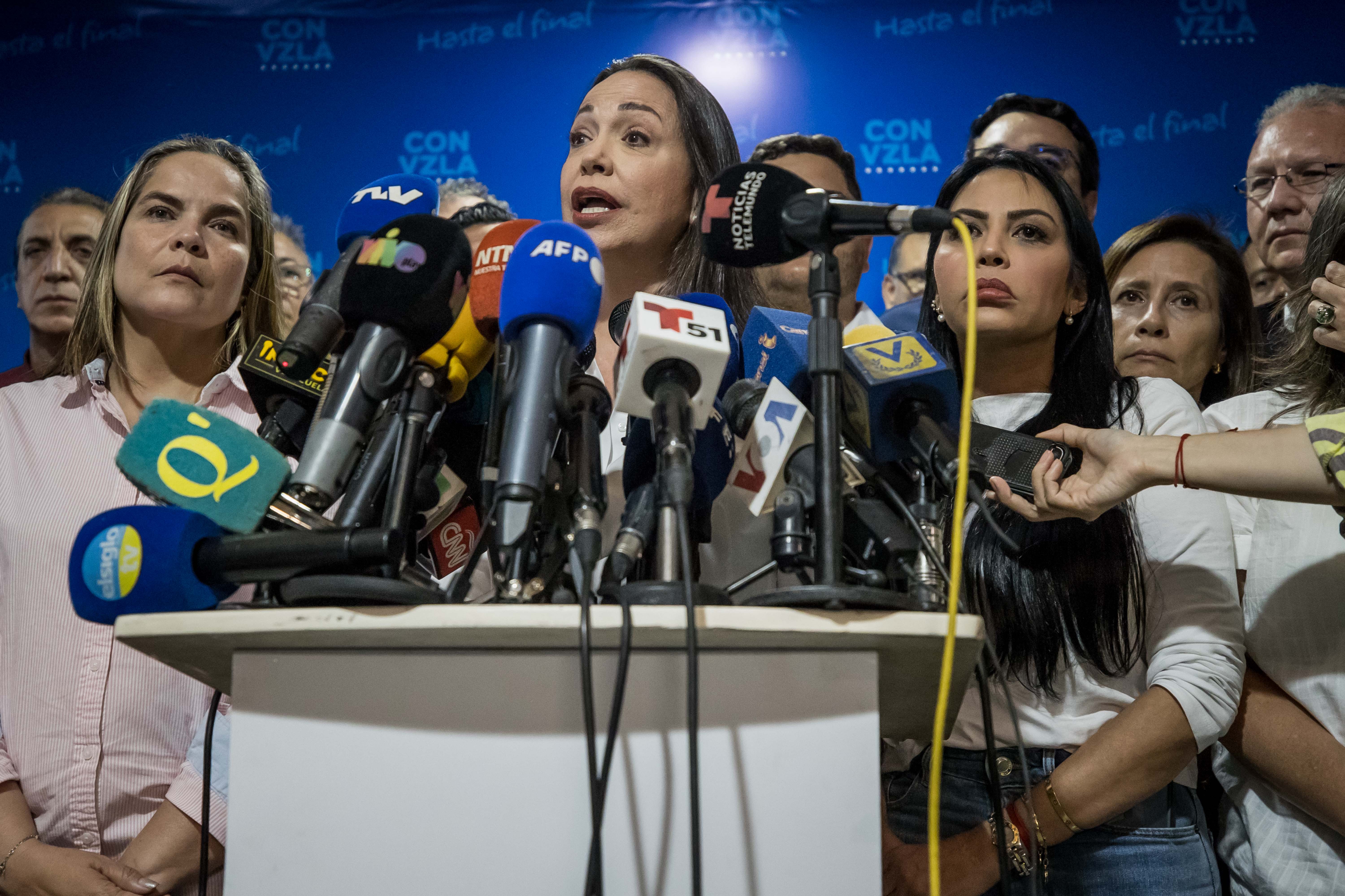 AME466. CARACAS (VENEZUELA), 20/03/2024.- La líder opositora María Corina Machado habla durante una rueda de prensa este miércoles en la sede del partido político Vente Venezuela (VV), en Caracas (Venezuela). La líder opositora María Corina Machado negó este miércoles las acusaciones hechas por el fiscal general de Venezuela, Tarek William Saab, quien responsabilizó a colaboradores de la antichavista por supuestos planes violentos de cara a las elecciones presidenciales del próximo 28 de julio. EFE/ Miguel Gutiérrez