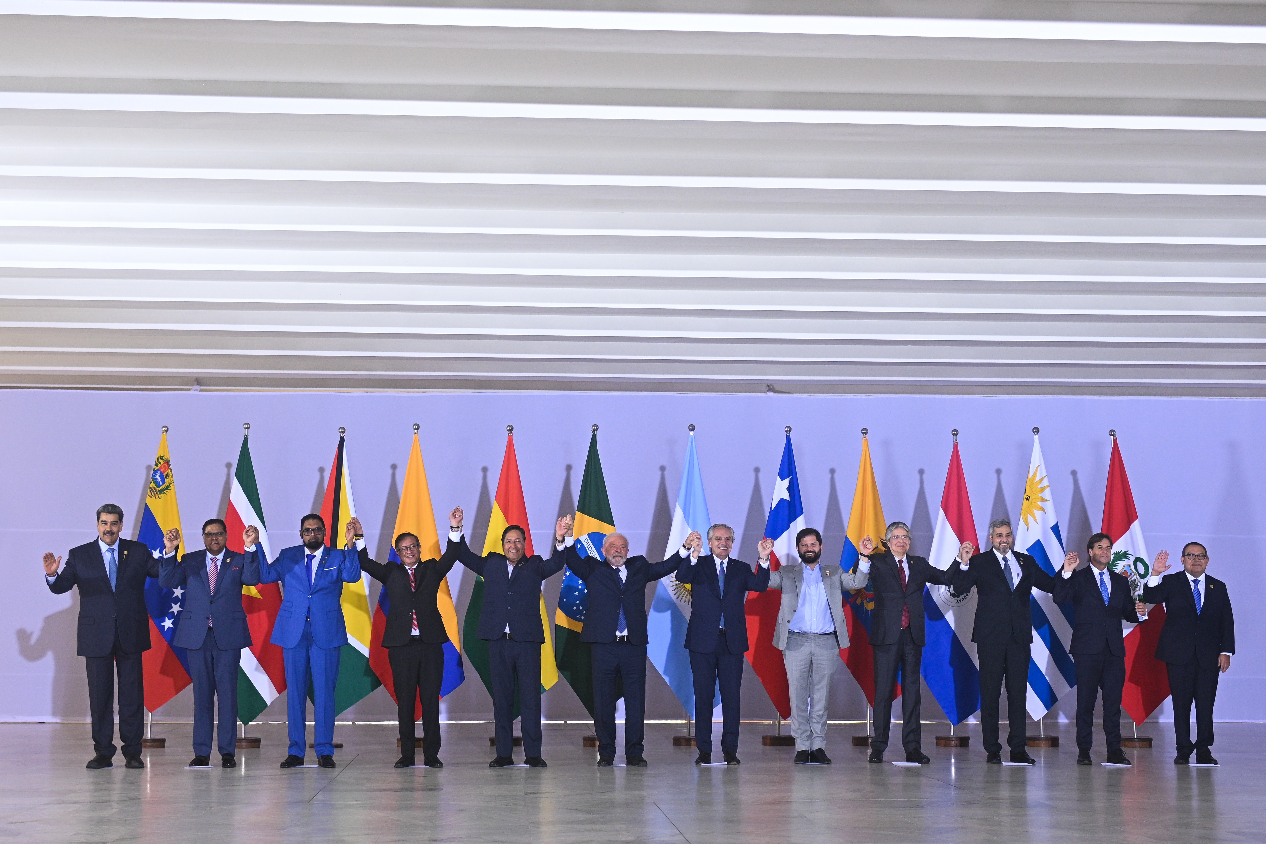 -FOTODELDÍA- AME2834. BRASILIA (BRASIL), 30/05/2023.- (De izq. a der) el presidente de Venezuela, Nicolás Maduro, de Surinam, Chan Santokhi, de Guayana, Irfaan Ali, de Colombia, Gustavo Petro, de Bolivia, Luis Arce, de Brasil, Luiz Inácio Lula da Silva, de Argentina, Alberto Fernández, de Chile, Gabriel Boric, de Ecuador, Guillermo Lasso, de Paraguay, Mario Abdo Benítez, de Uruguay, Luis Lacalle, el presidente del Consejo de Ministros del Perú, Alberto Otarola, posan para la foto oficial de la Cumbre Suraméricana en el Palácio del Itamaraty, hoy en Brasilia (Brasil). EFE/Andre Borges
