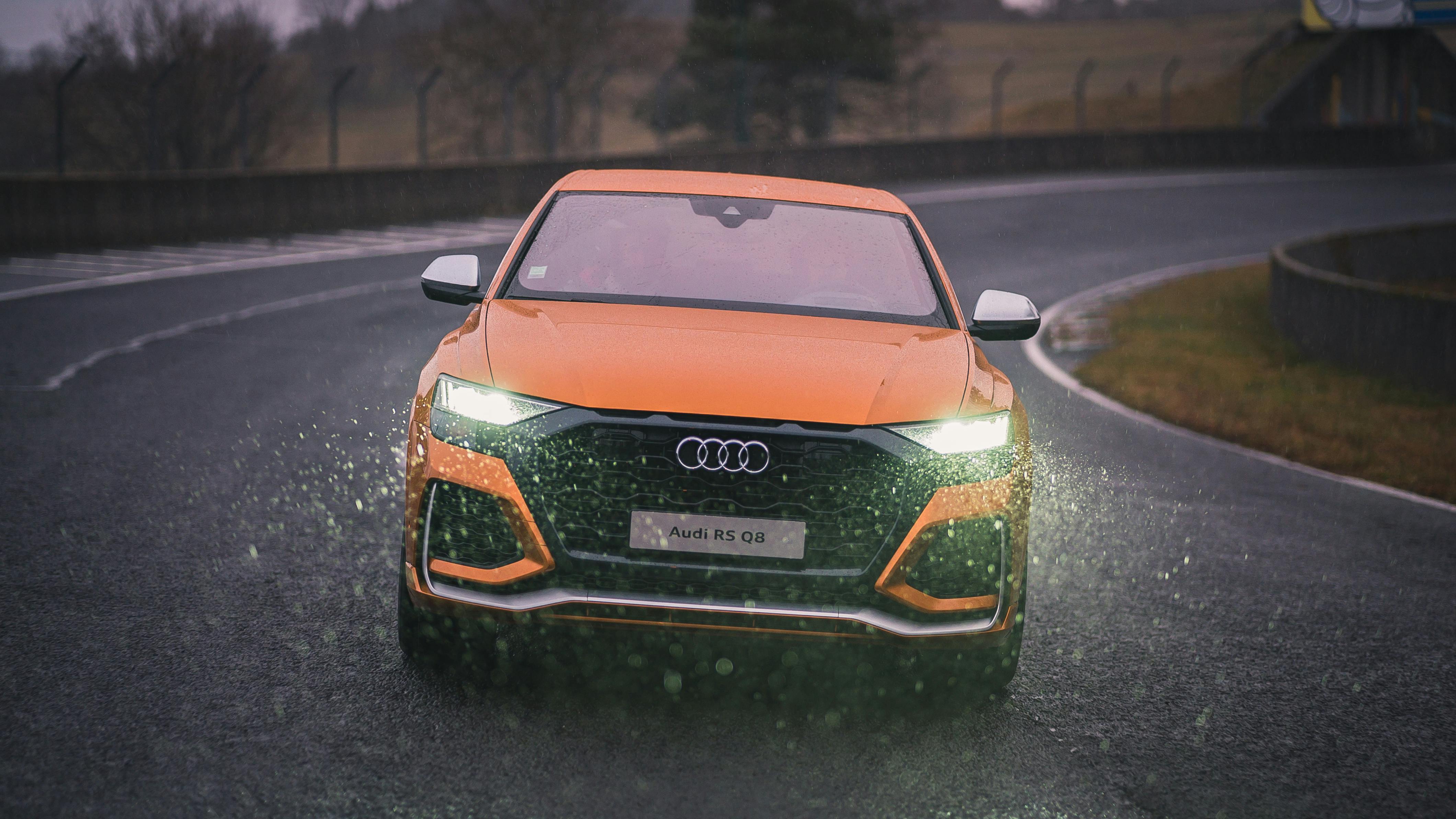 ¿Cómo usar correctamente los tipos de luces del carro según el clima o la hora?