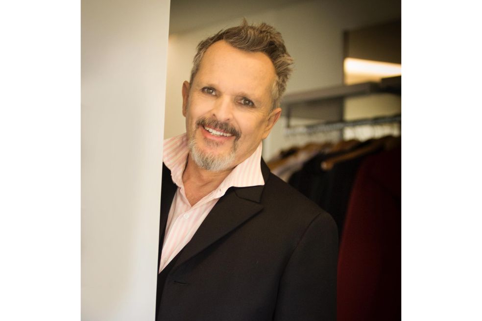 El cantante Miguel Bosé sigue generando preocupación por salud. Así se vio en la promoción de su nueva bioserie.