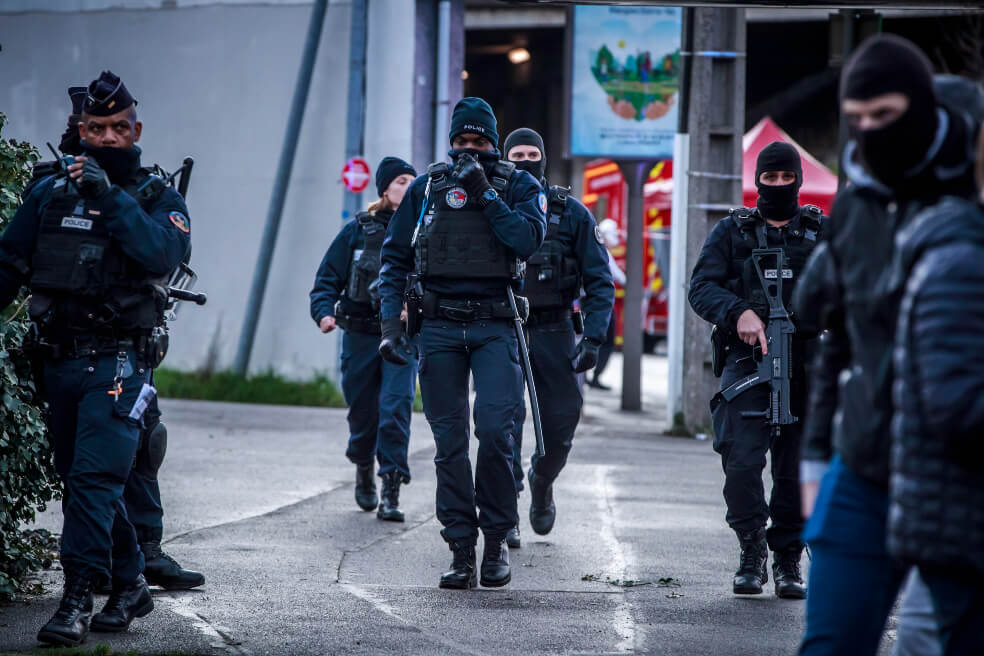 Un muerto y dos heridos en ataque con cuchillo cerca de París