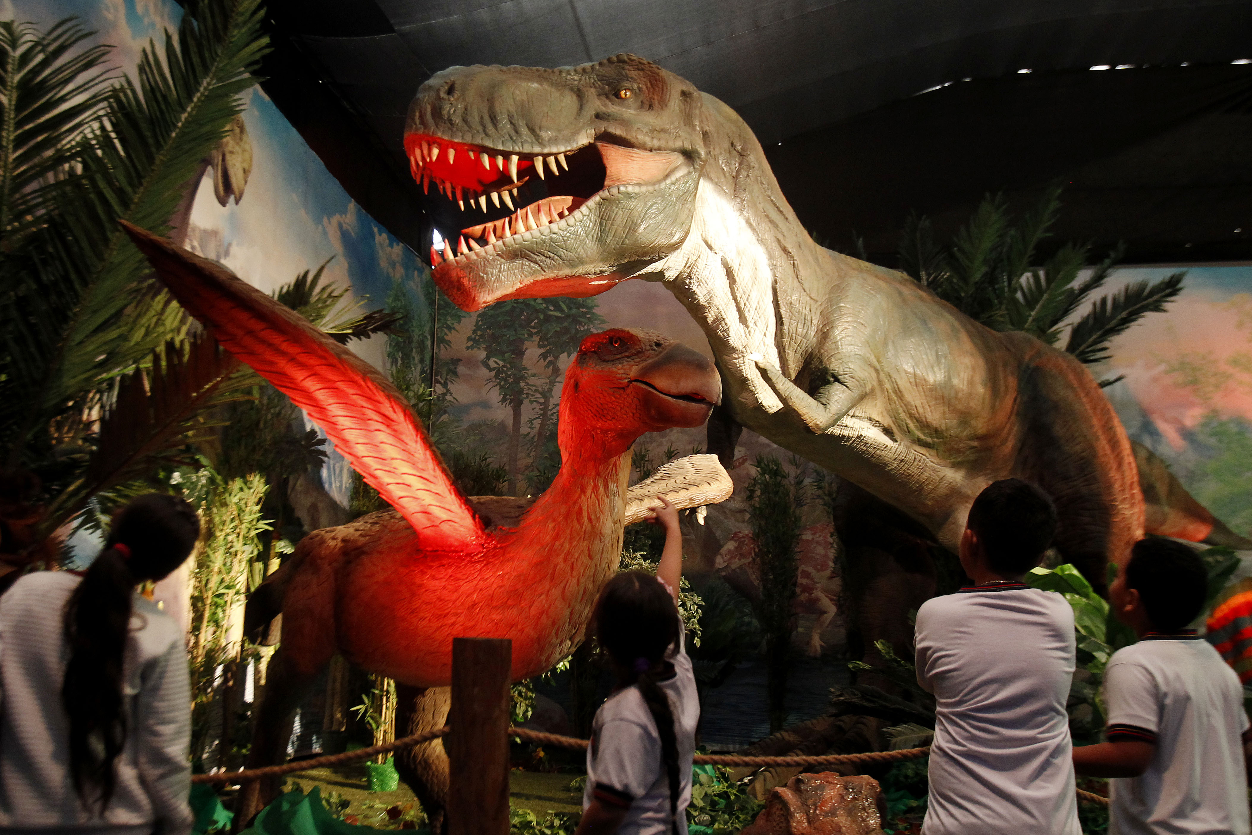 (Fotos) Dinosaurios y dragones animatrónicos inician un viaje mágico en Medellín