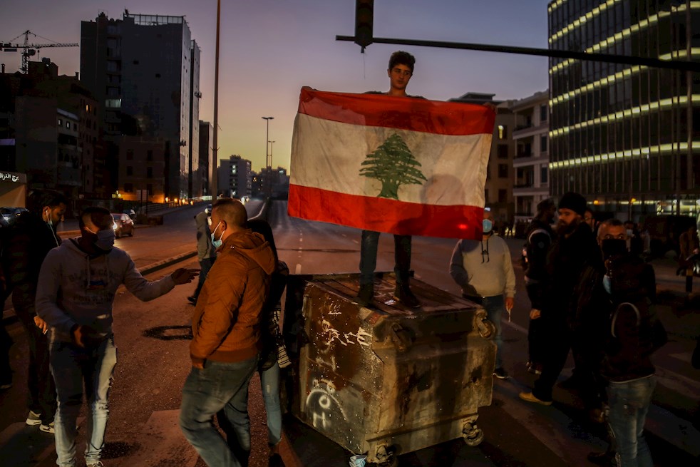 Manifestantes antigubernamentales bloquean algunas carreteras en el centro de Beirut, Líbano, 25 de enero de 2021. La gente está protestando contra las recientes restricciones por coronavirus y las terribles condiciones de vida.