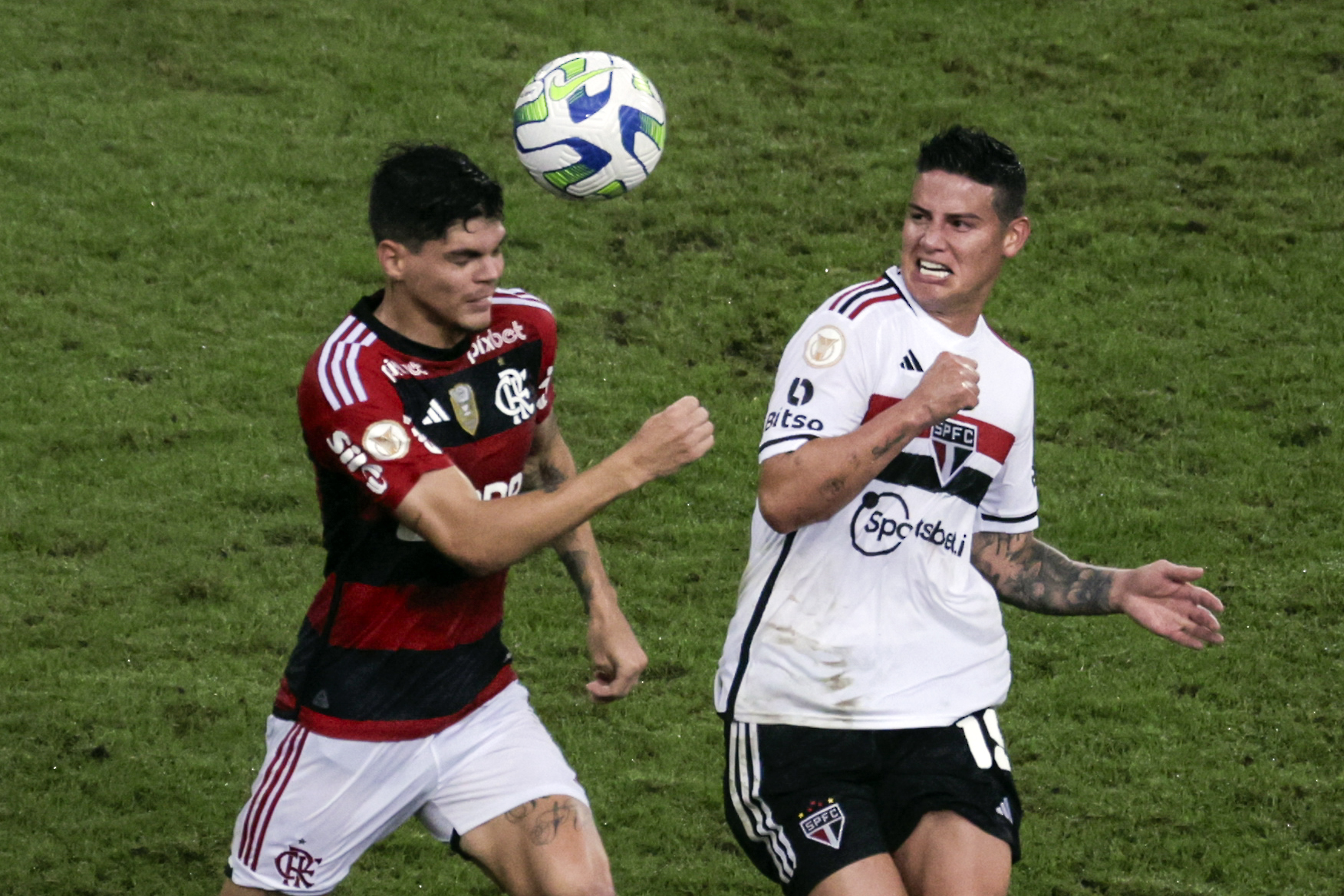 AME520. RÍO DE JANEIRO (BRASIL), 13/08/2023.- Ayrton Lucas de Flamengo (izq) disputa el balón con James Rodríguez (d) de Sao Paulo, durante un partido por el Campeonato Brasileño de Serie A en el estadio de Maracaná, en Río de Janeiro (Brasil). EFE/ Antonio Lacerda