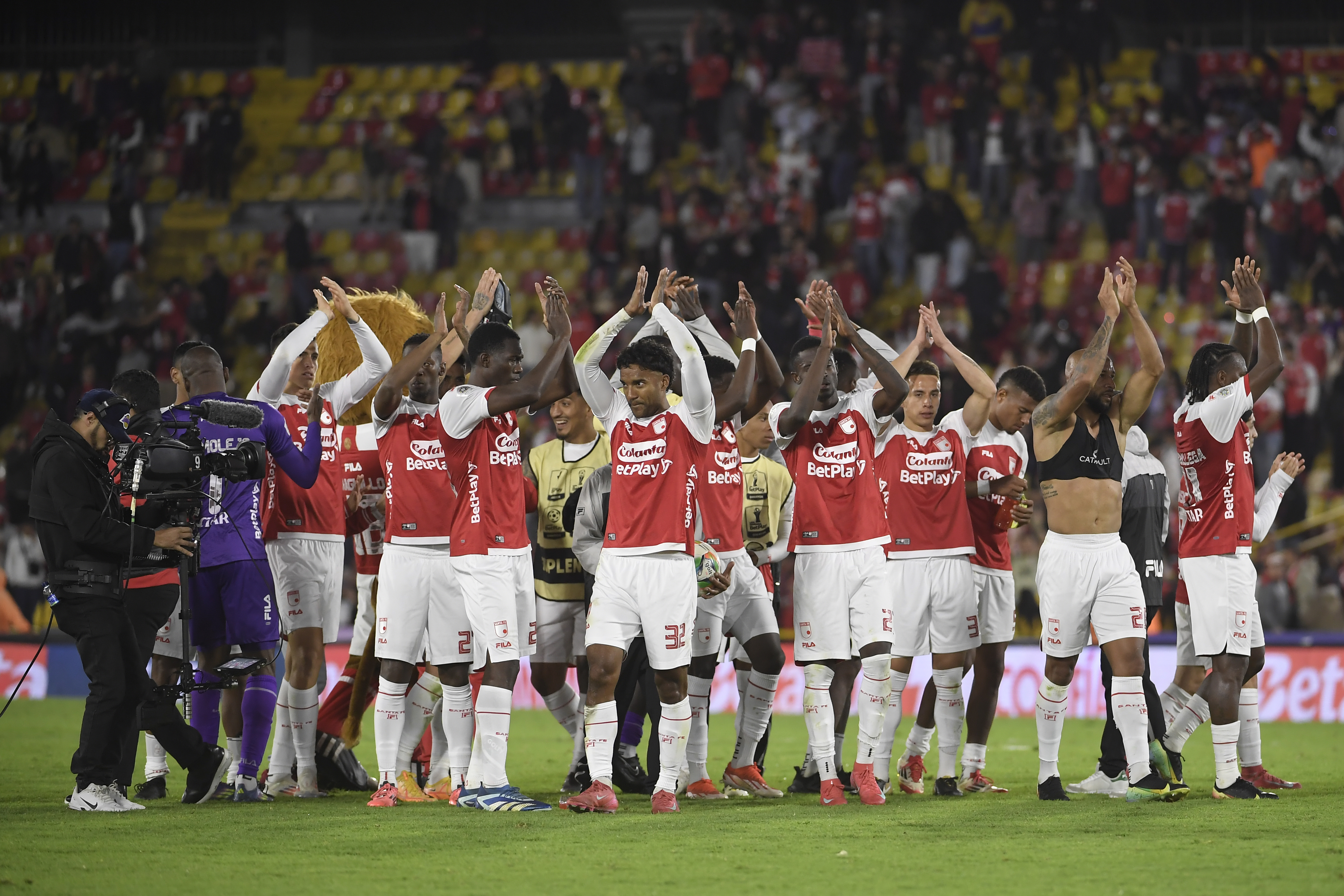 Jugadores de Santa Fe, en el partido ante Once Caldas por la quinta fecha de los cuadrangulares del grupo B de la Liga Betplay 2025-I.