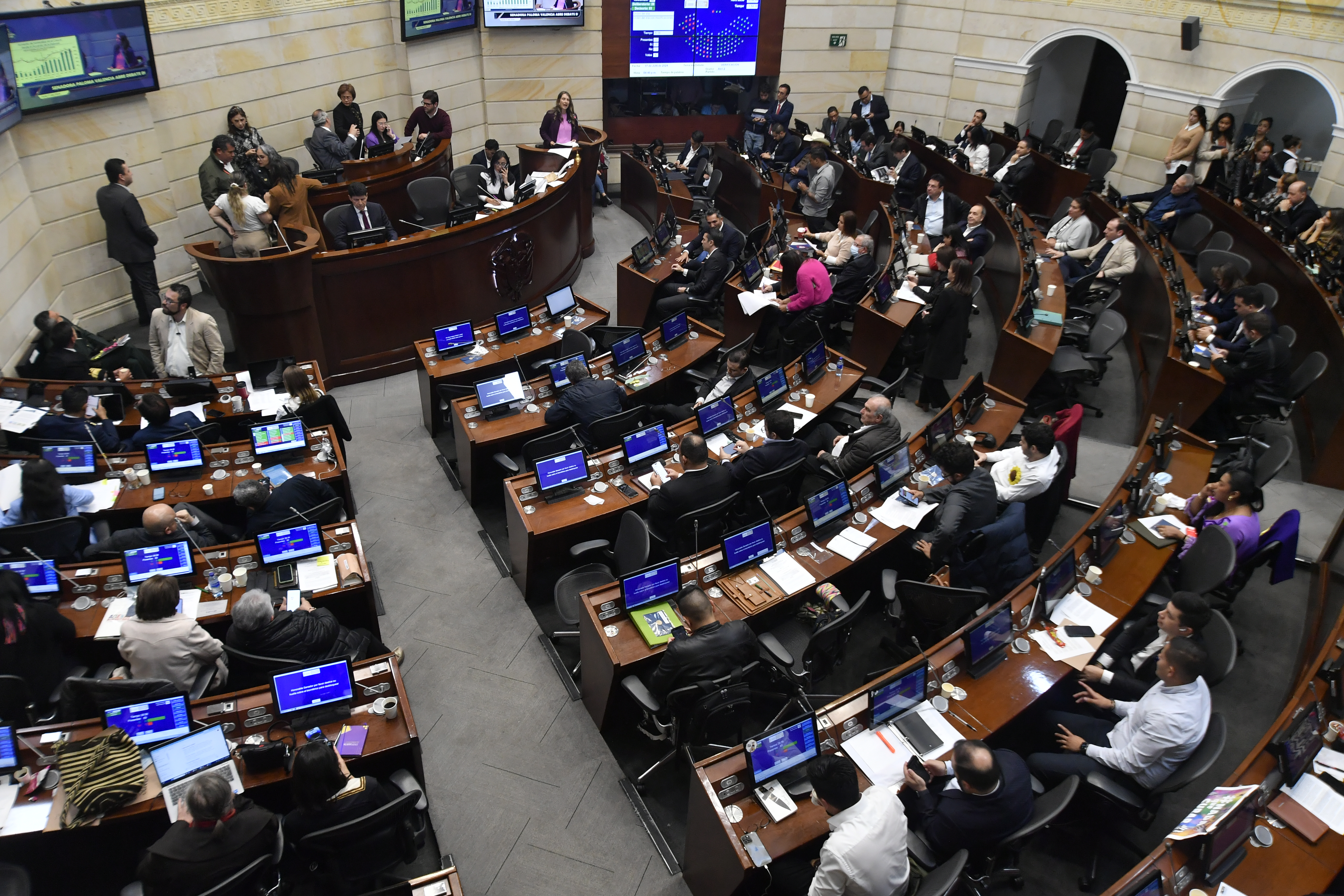 Carteles en contra de educación terciaria que afecta al SENA, en el Congreso