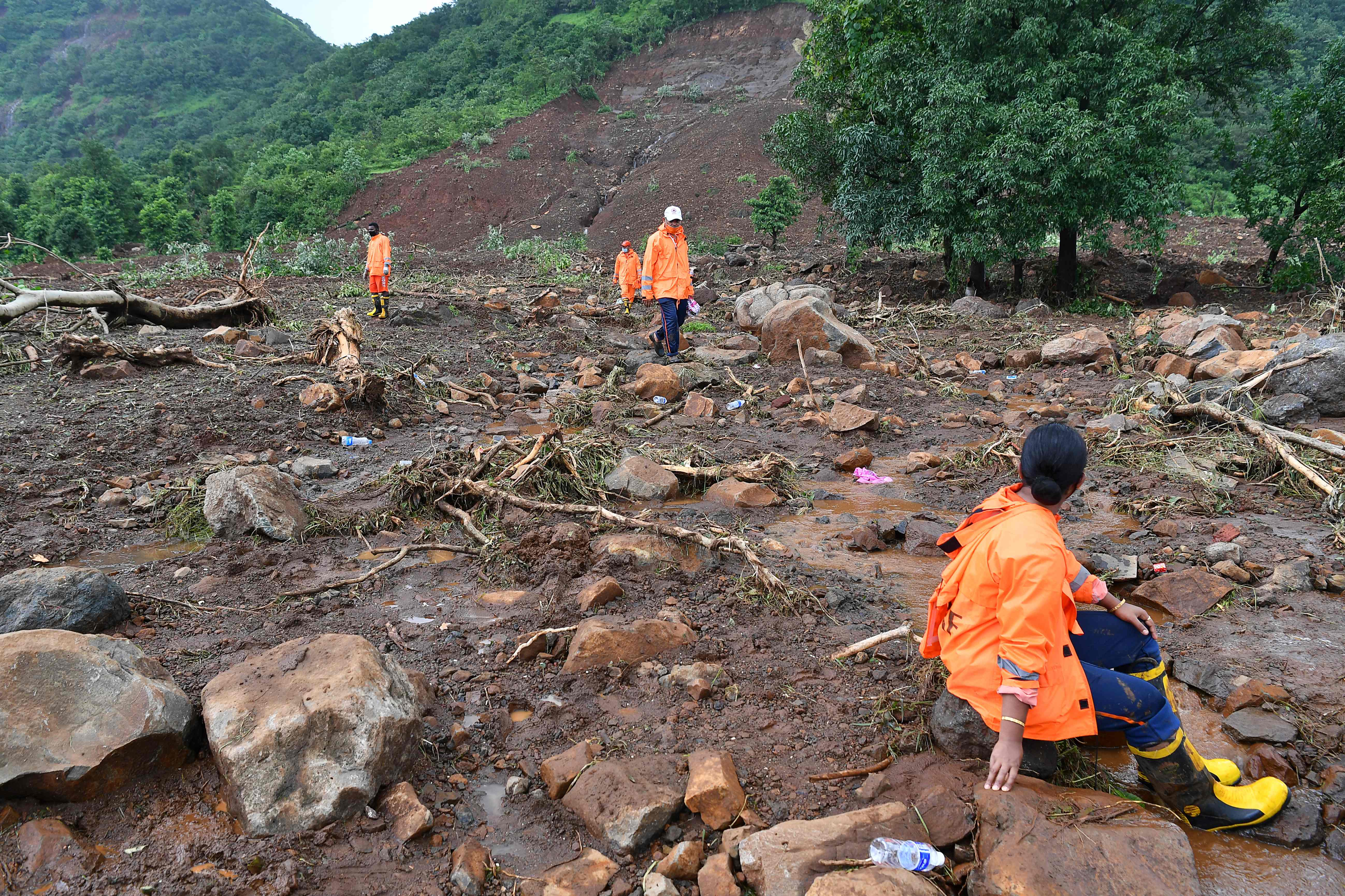 Los socorristas, con lodo hasta la cintura, buscan con la ayuda de excavadoras a 100 personas que siguen desaparecidas en el estado de Chiplun.