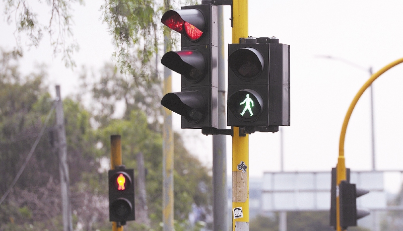 Esta maniobra incrementa el riesgo de choques en intersecciones y corresponde a la infracción D04.