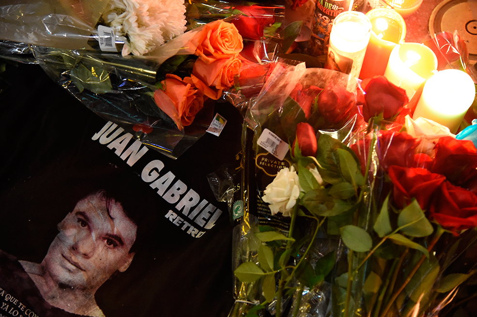 Fans rinden homenaje a Juan Gabriel en la Plaza Garibaldi