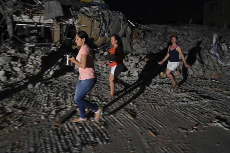 Van más de 200 réplicas en Ecuador mientras buscan sobrevivientes tras potente terremoto