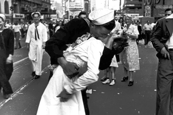 Muere la mujer que protagonizó icónico beso al final de la II Guerra Mundial