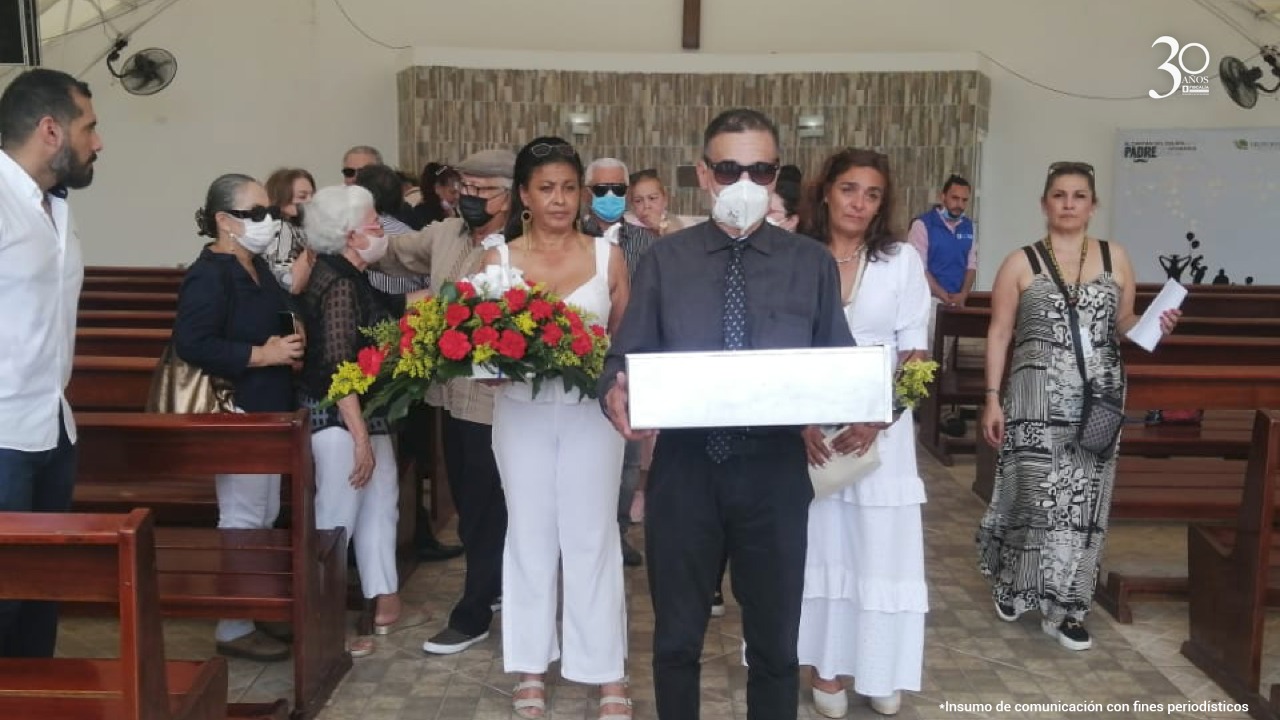 Esta no es la primera entrega. Días después del holocausto, la familia de Ferrer recibió un cuerpo. Sin embargo, en 2015, la Fiscalía exhumó el cadáver e informó que se trataba de Cristina Guarín. Esa vez también identificó uno de los pies de Ferrer.