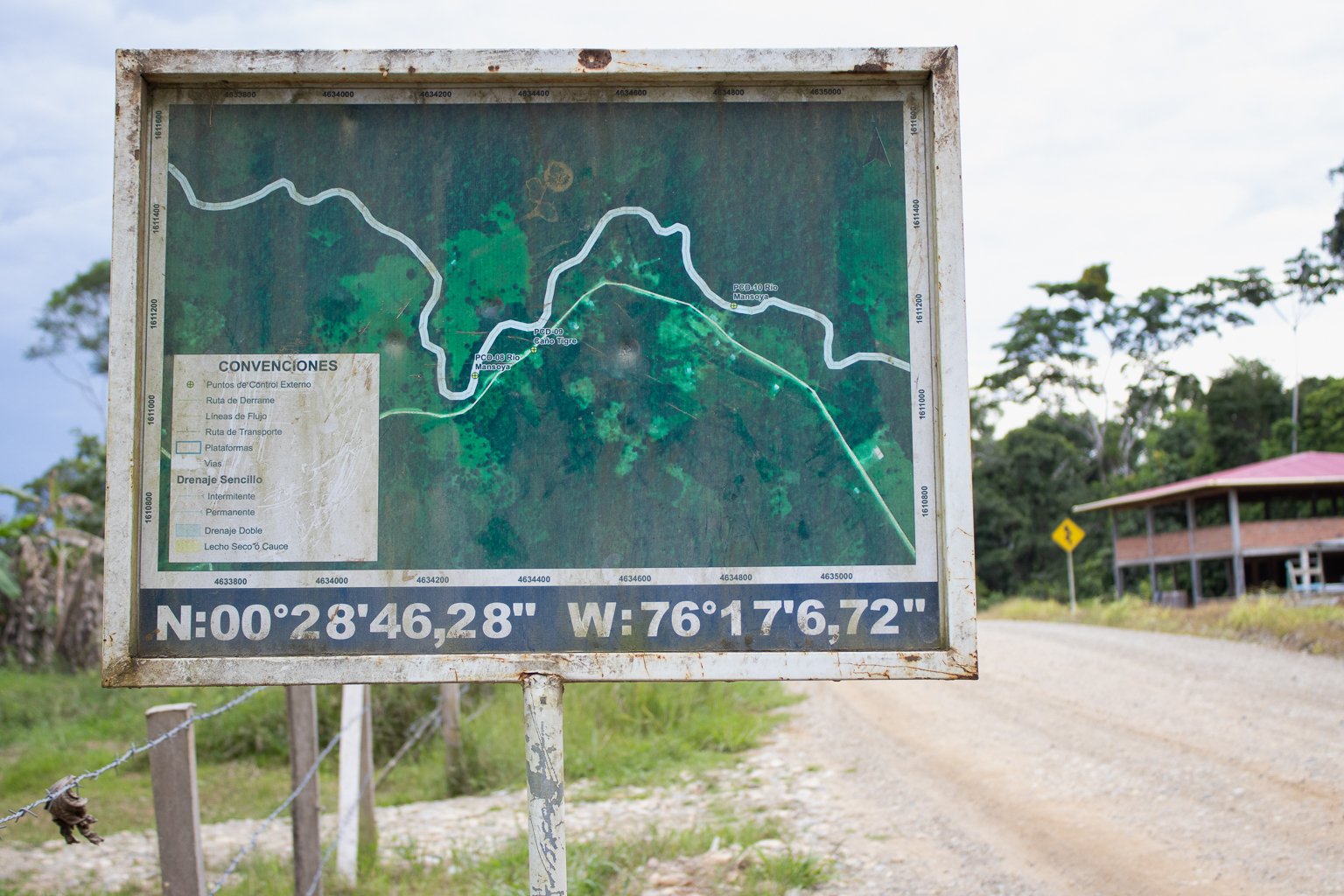 Señalización de caño Tigre, cerca a un campo petrolero de Platanillo.