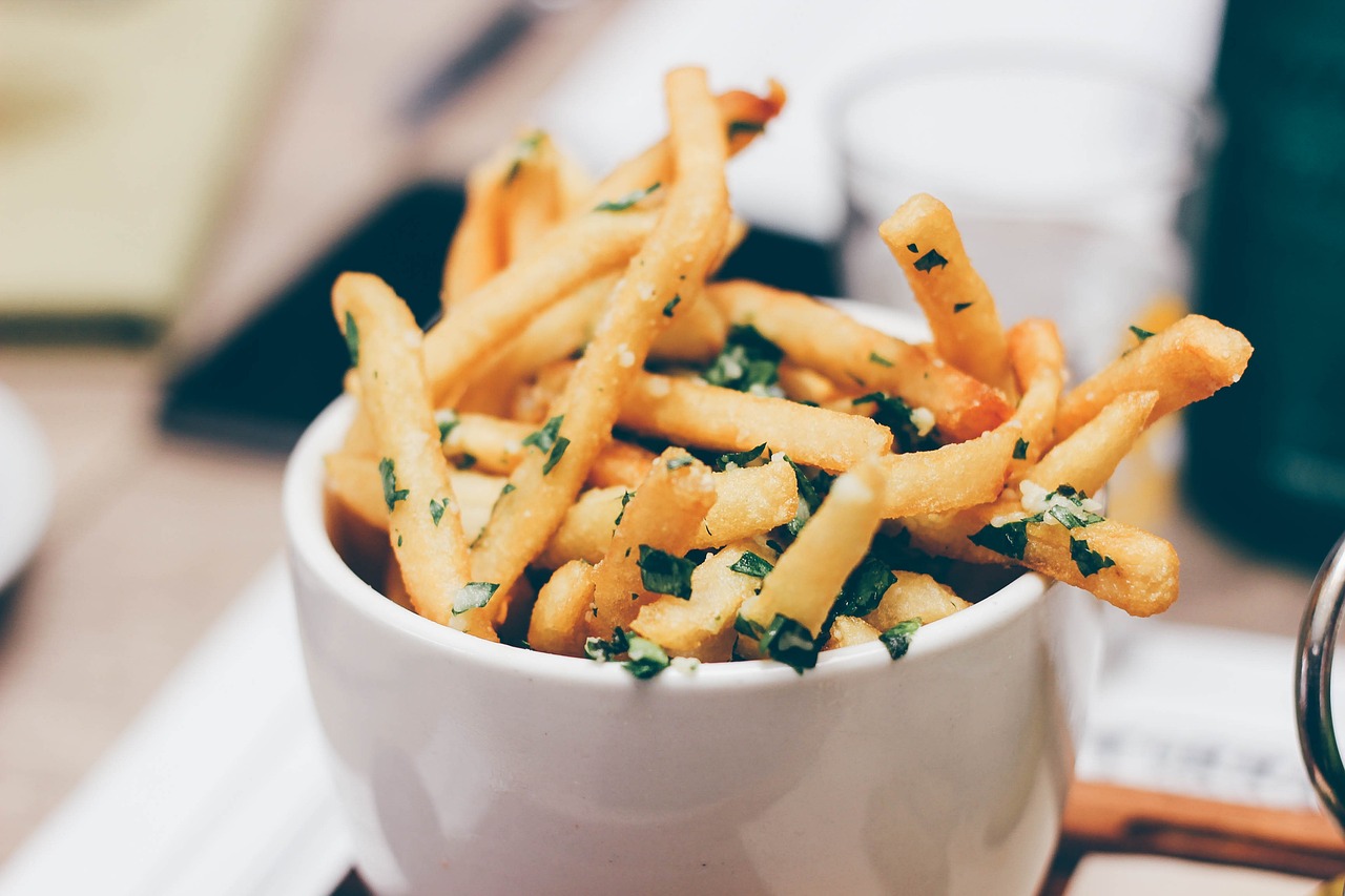¿Cómo preparar papas a la francesa crocantes y con poco aceite?