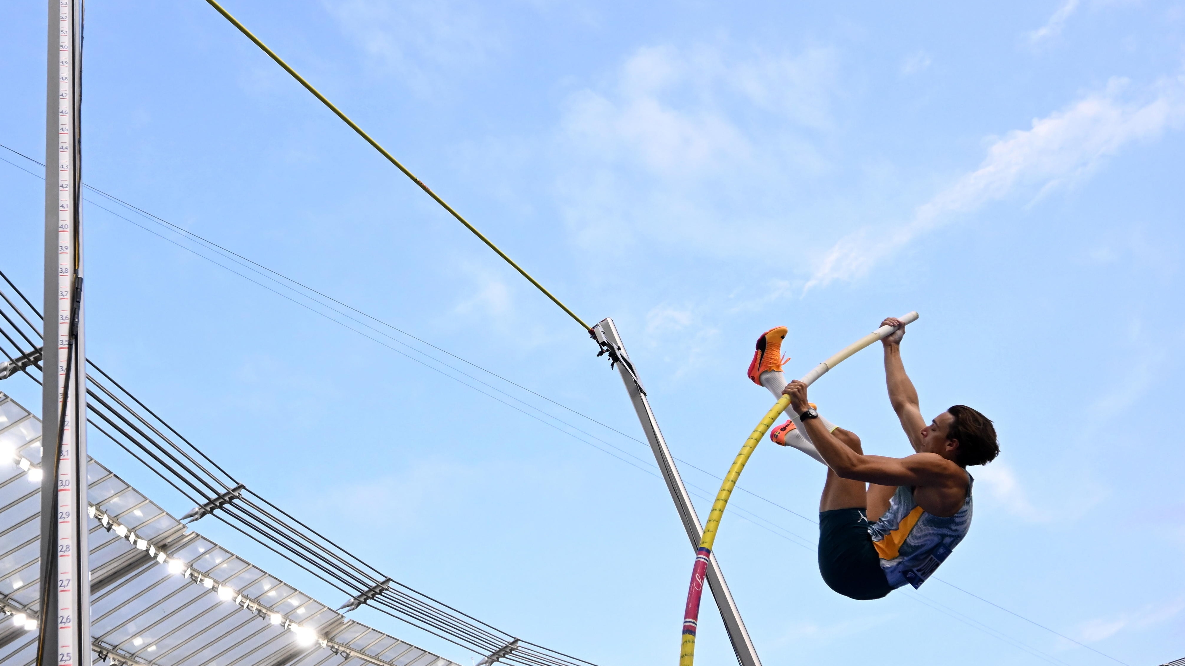 Duplantis rompió su propio récord del mundo de salto con garrocha: video