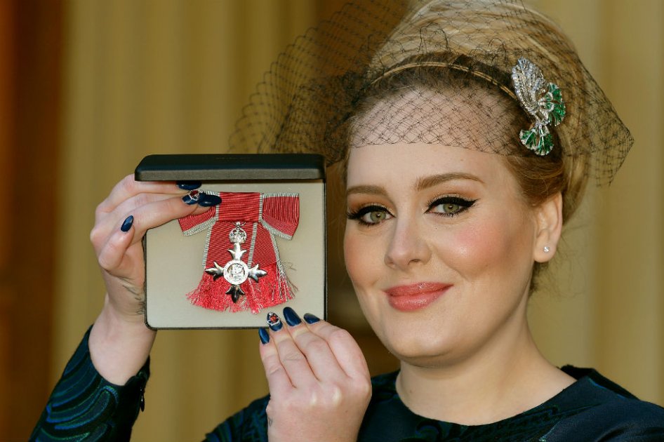 Adele recibe en el Palacio de Buckingham la Orden del Imperio Británico
