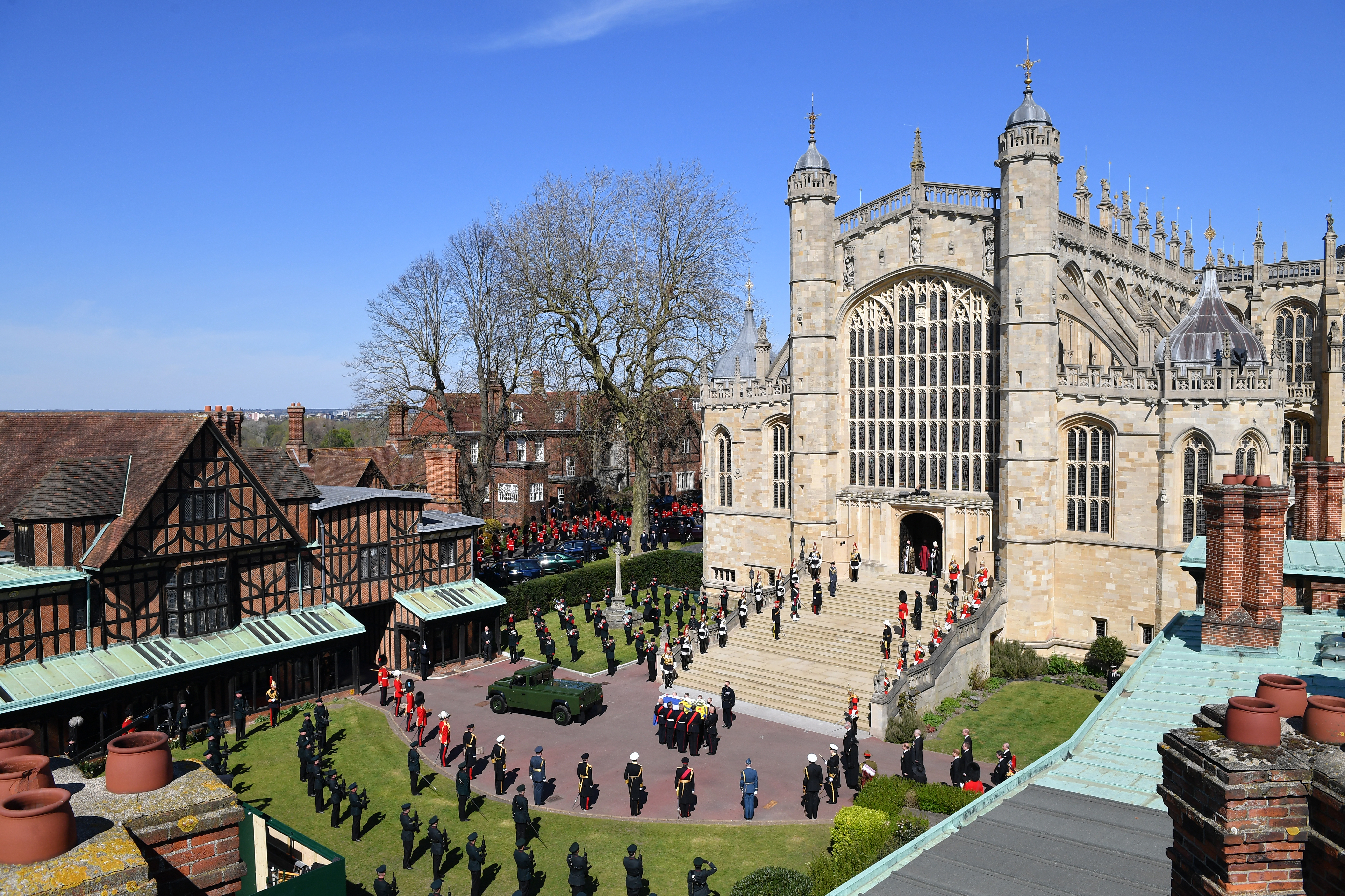 La ceremonia religiosa comenzó a las 15h00 (14h00 GMT) en San Jorge, la capilla gótica del siglo XV situada en el casi milenario castillo de Windsor, unos 50 km al oeste de Londres. Debido al coronavirus se pidió a los británicos que no se desplazaran hasta esta pequeña localidad.