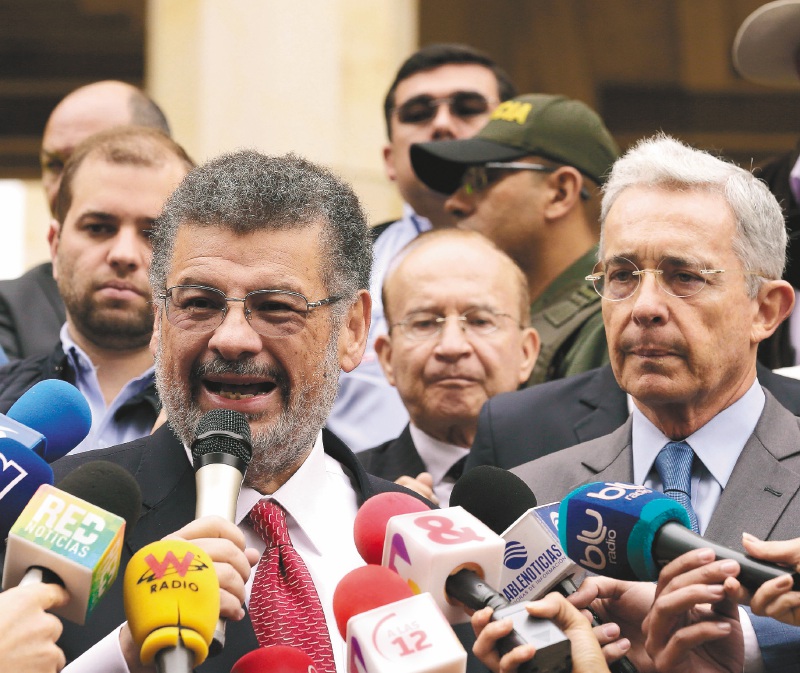 La tutela la interpuso el abogado Jaime Granados (izq.) abogado del expresidente Álvaro Uribe.