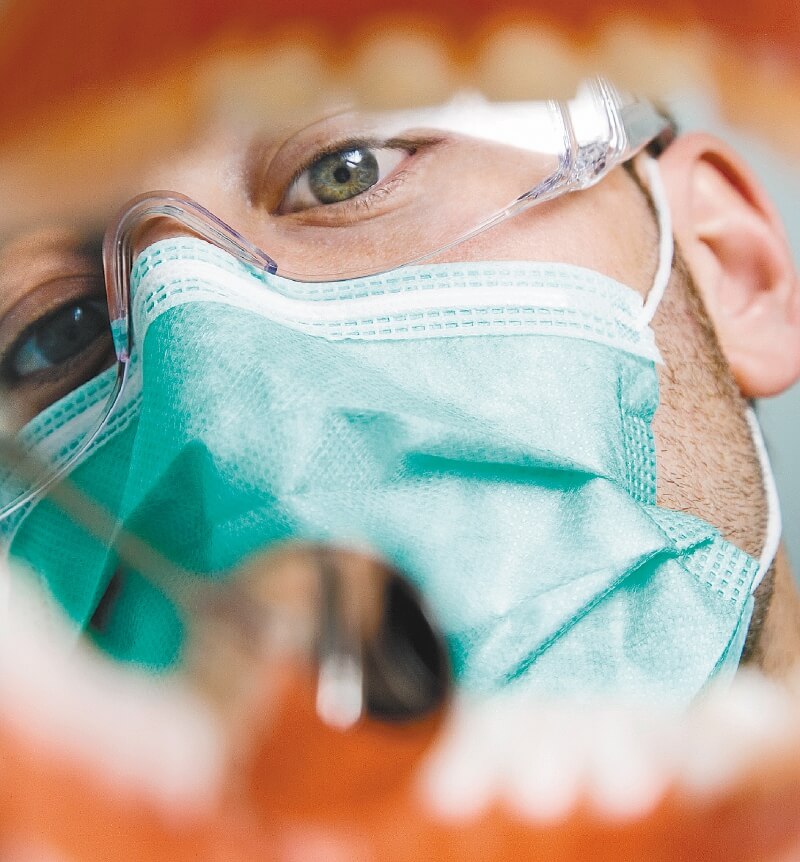 La Colaboración Cochrane hizo una revisión de los estudios sobre salud oral y concluyó que visitar el consultorio cada seis meses no mejora la salud de las encías. / Getty Images