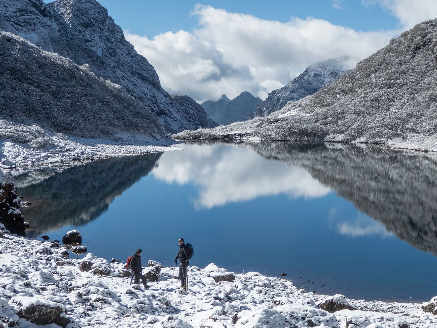 Situada en el remoto Himalaya de Bután, esta ruta es famosa por su exigencia física, sus pasos de montaña a gran altitud y su aislamiento extremo.