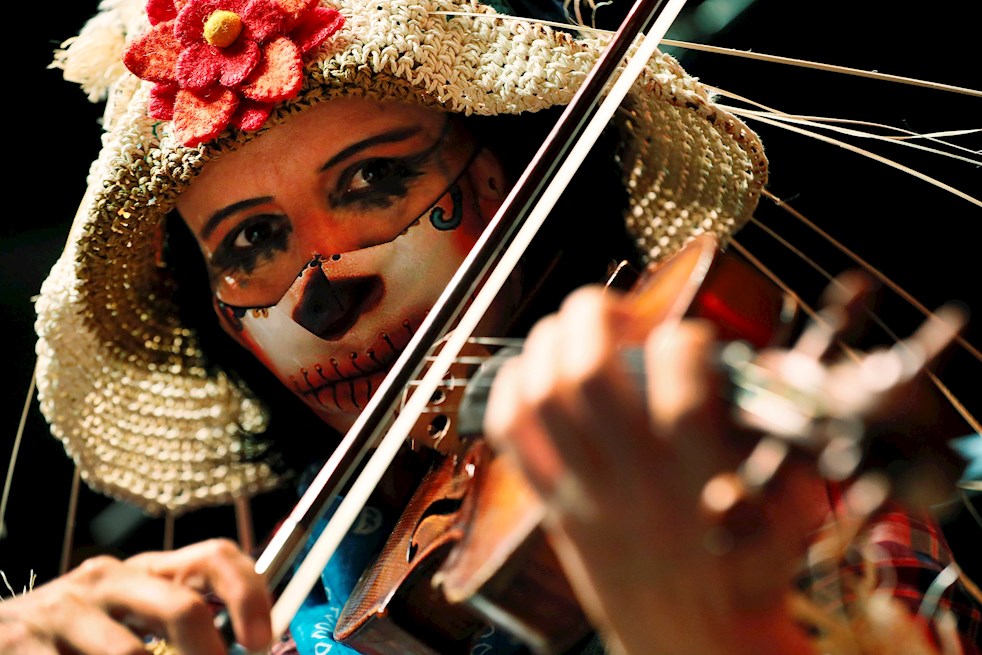 Músicos de la Orquesta Filarmónica de Bogotá disfrazados para conmemorar el día de Halloween.