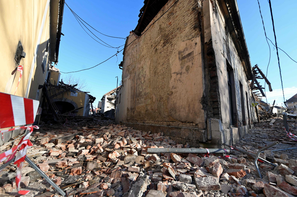 El experto Kresimir Kuk, del Instituto Sismológico del país adriatico, alertó de que puede haber nuevos temblores y pidió a los ciudadanos alejarse de edificios en malas condiciones, de los cuales hay muchos en la zona en torno a Petrinja.
