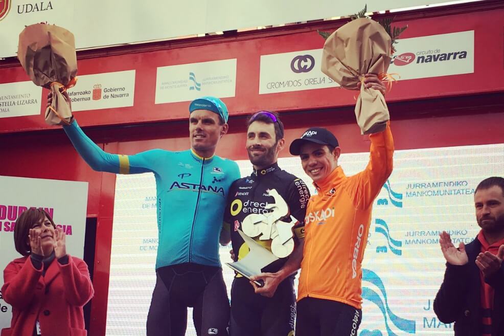 El pedalista antioqueño Sergio Higuita (der.) en el podio del Gran Premio Induráin / FundaCiclisEusk