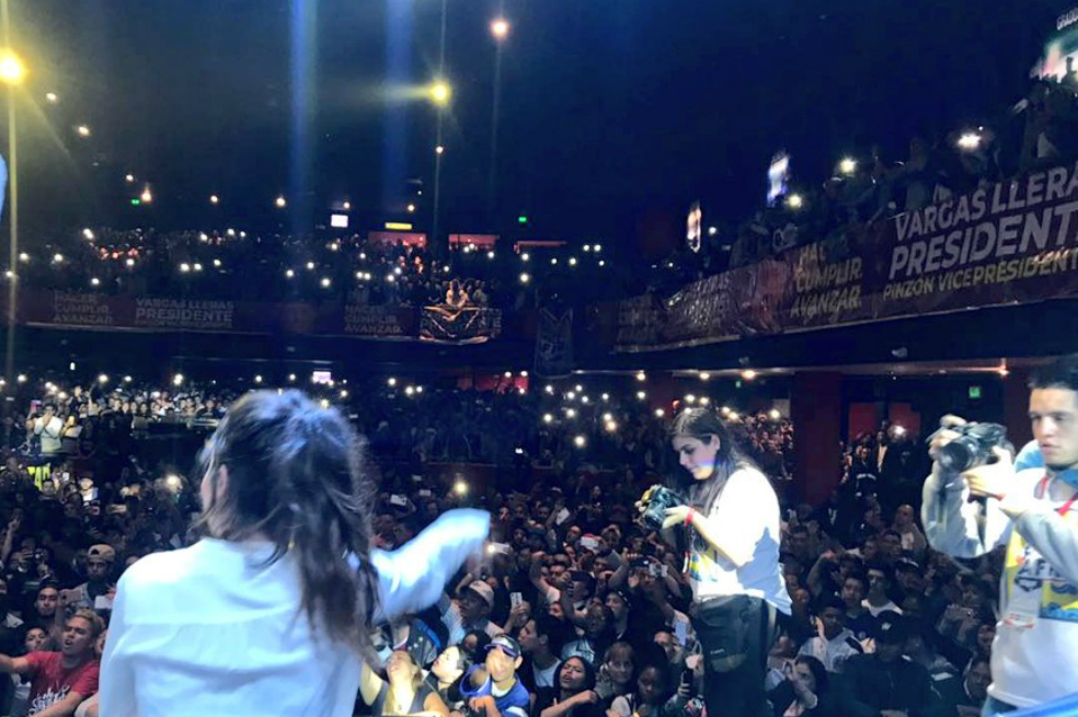 Fuertes disturbios durante concierto de campaña de Vargas Lleras en Bogotá