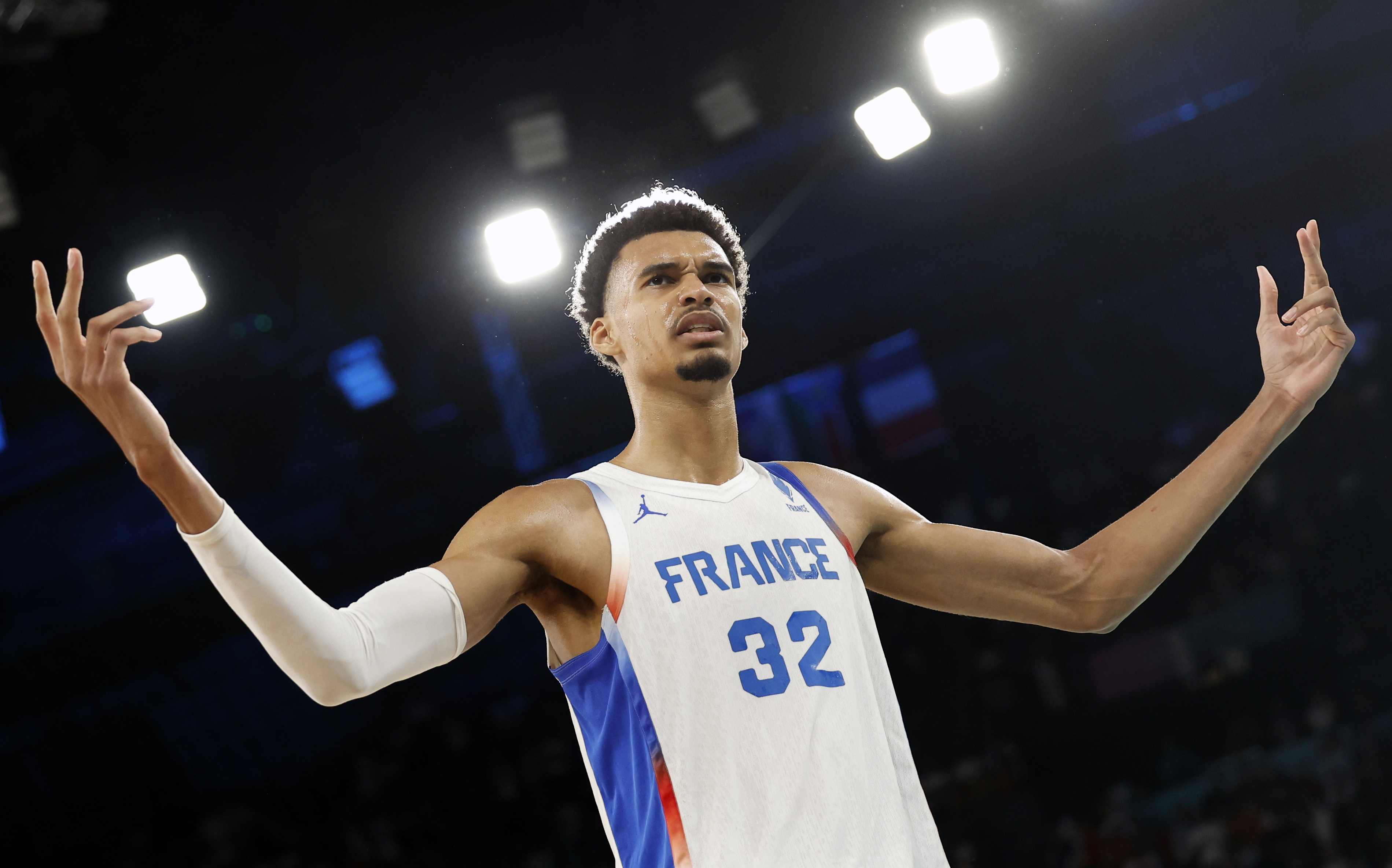 Paris (France), 06/08/2024.- Victor Wembanyama of France reacts during the Men quarterfinal match between France and Canada of the Basketball competitions in the Paris 2024 Olympic Games, at the Bercy Arena in Paris, France, 06 August 2024. (Baloncesto, Francia) EFE/EPA/CAROLINE BREHMAN
