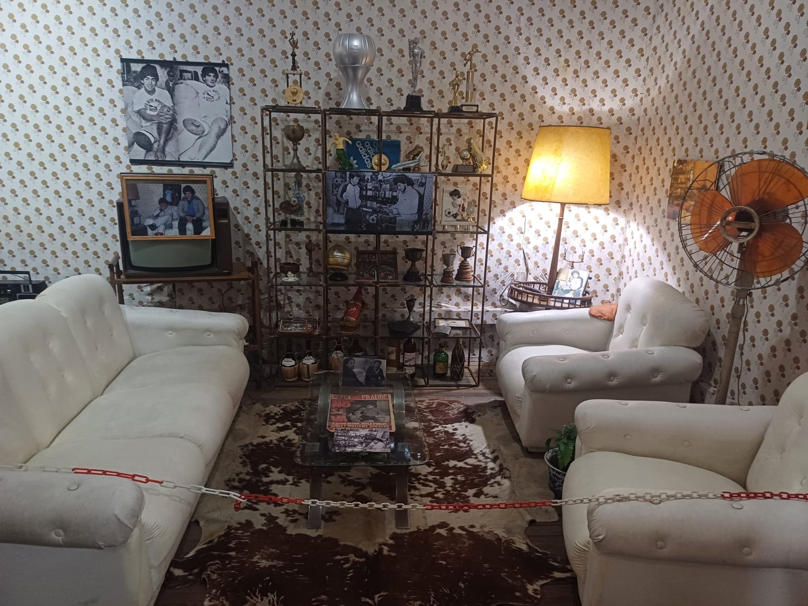 La Casa de D10S es una auténtica casa-museo que invita a revivir los años en los que un joven Diego Armando vivió junto a su familia en el barrio porteño de los Bichitos Colorados.
