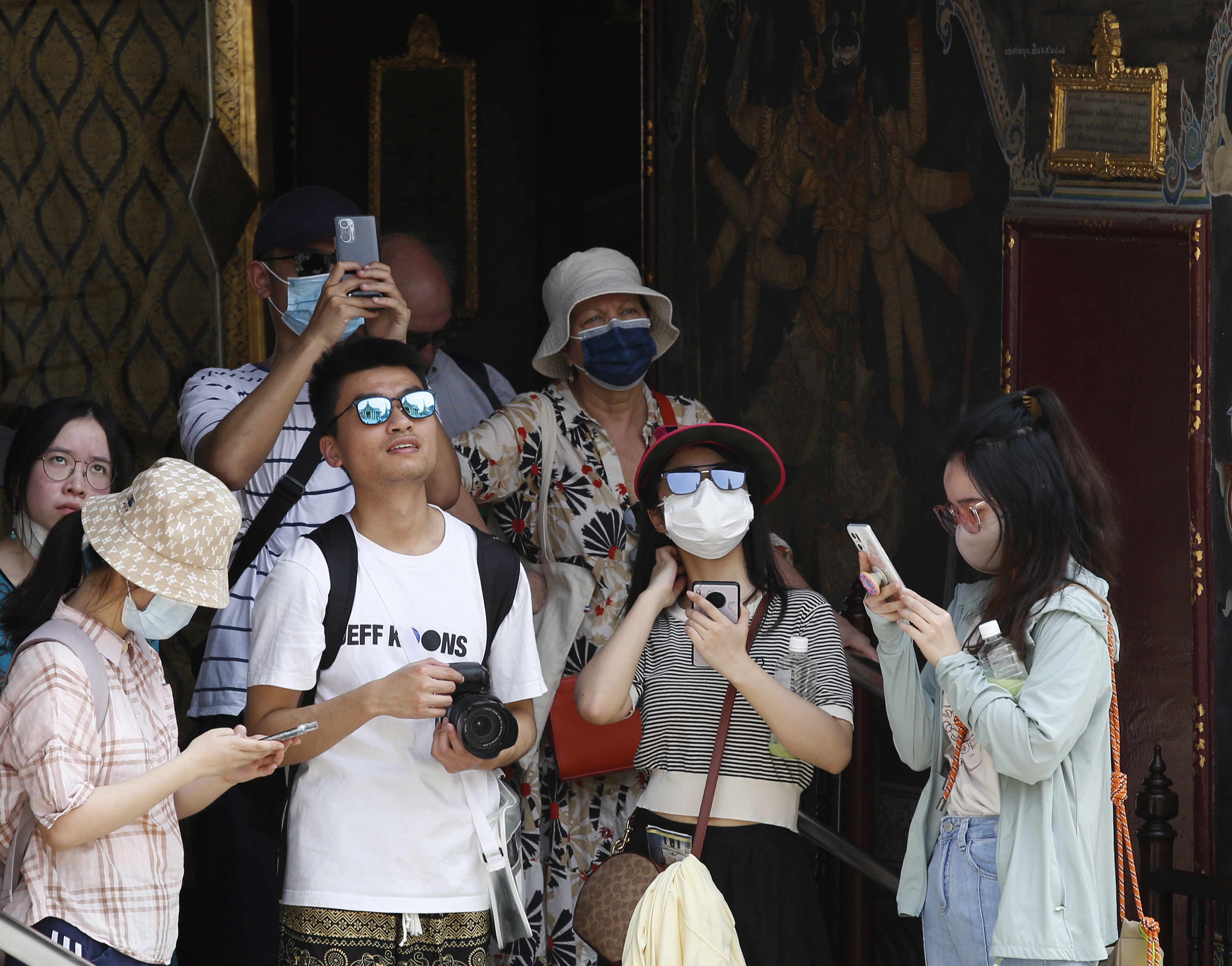 Bangkok (Thailand), 07/02/2023.- A Chinese tourists group visits the Temple of the Emerald Buddha, one of Bangkok's most popular tourist attractions, in Bangkok, Thailand, 07 February 2023. Chinese travel agencies resume outbound group tours after China was easing travel from COVID-19 restrictions. Thailand's tourism and business related activities are in recovery stimulated by the influx of Chinese tourists with expected five million Chinese visitors in 2023. In the first quarter between January to March 2023, some 300,000 Chinese tourists are expected to visit the country, according to the Tourism Authority of Thailand. (Tailandia) EFE/EPA/NARONG SANGNAK