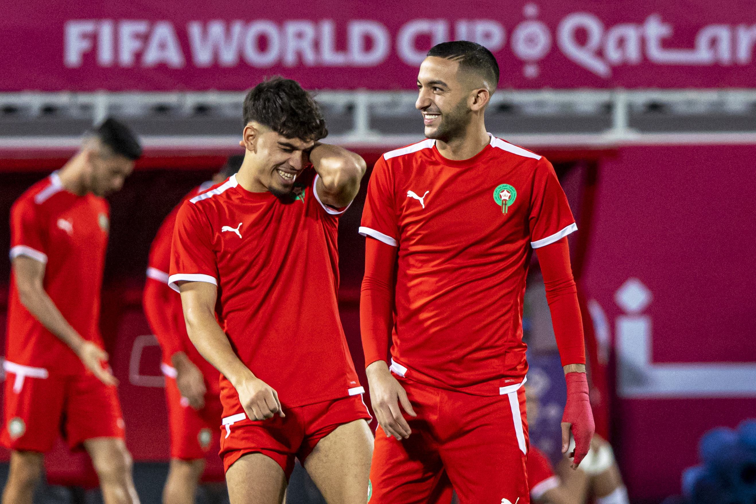 Doha (Qatar), 13/12/2022.- Moroccan players Abde Ezzalzouli (C) and Hakim Ziyech (R) attend their team's training session in Doha, Qatar, 13 December 2022. Morocco will face France in their FIFA World Cup 2022 semi final soccer match on 14 December 2022. (Mundial de Fútbol, Francia, Marruecos, Catar) EFE/EPA/MARTIN DIVISEK