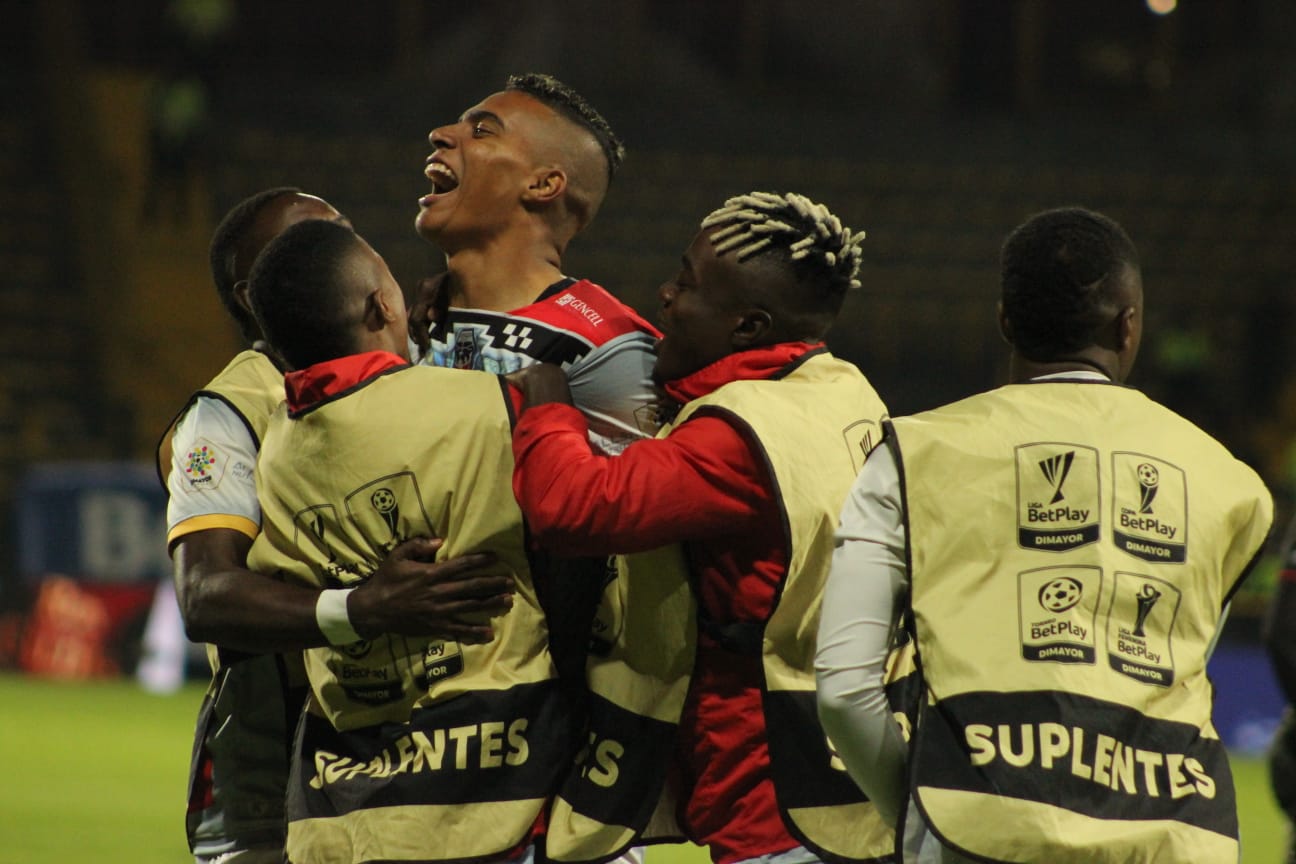 Los jugadores de Fortaleza celebraron en el estadio de Techo un nuevo ascenso a la primera división.