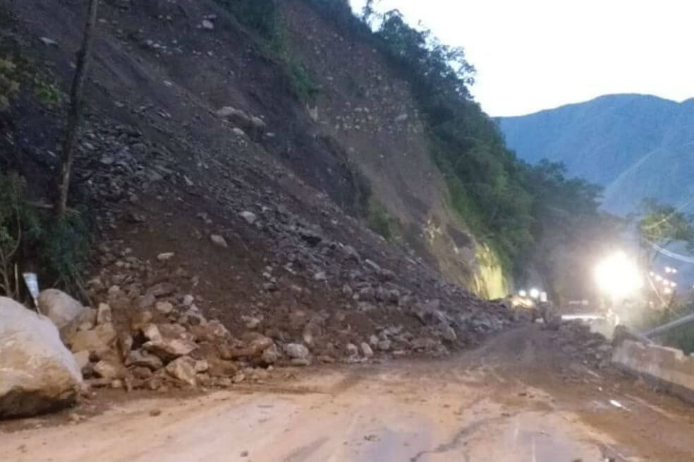 Continúan cierres preventivos de vía al Llano por nuevos deslizamientos de tierra