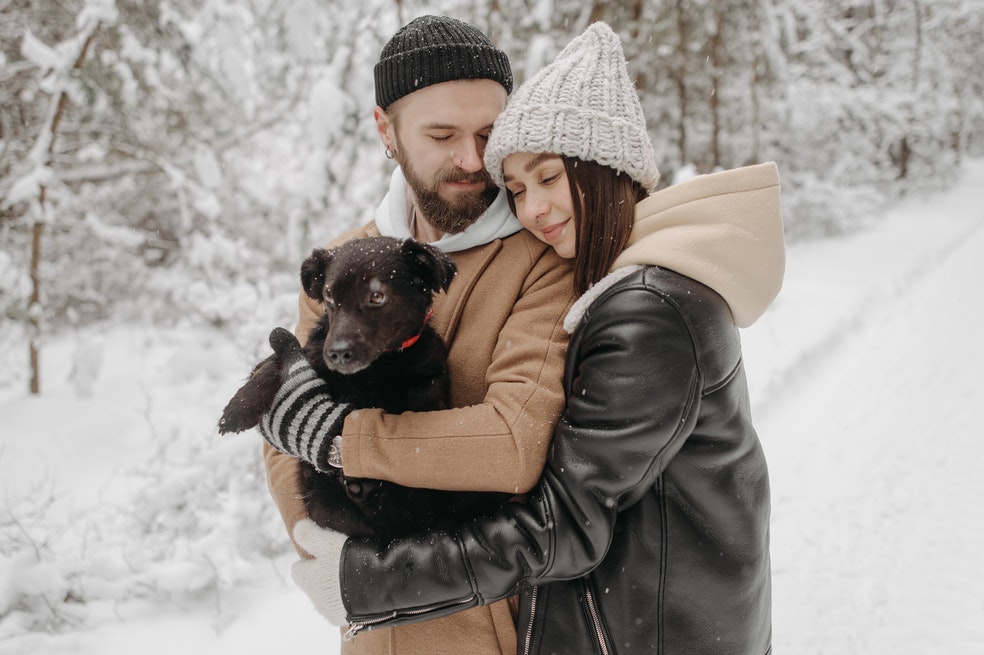 Leo:
Románticos por naturaleza, los Leo aman el amor. Por eso siempre demostrarán su cariño y afecto, a aquellos que les han demostrado lealtad. Son personas que aman con intensidad y que no dudarán en hacer sentir especial a sus parejas y amigos.
Con orgullo le mostrarán al mundo cuando están enamorados y lo mucho que aprecian a sus personas más queridas. Eso sí, necesitan que los demás también les demuestren que los quieren.